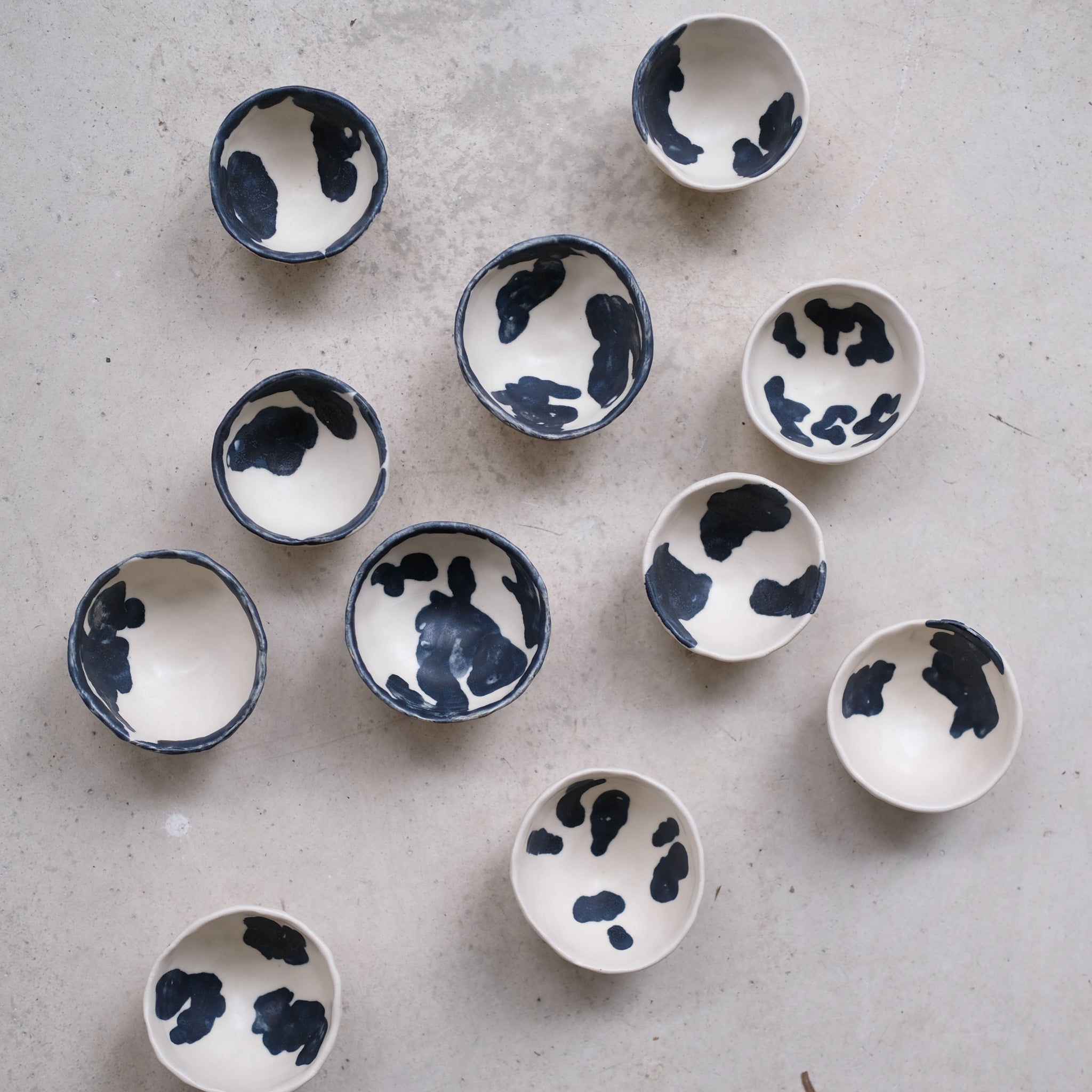Verre à saké en grès, motifs bleu navy de Cindy Liao Rasamoelina chez Brutal