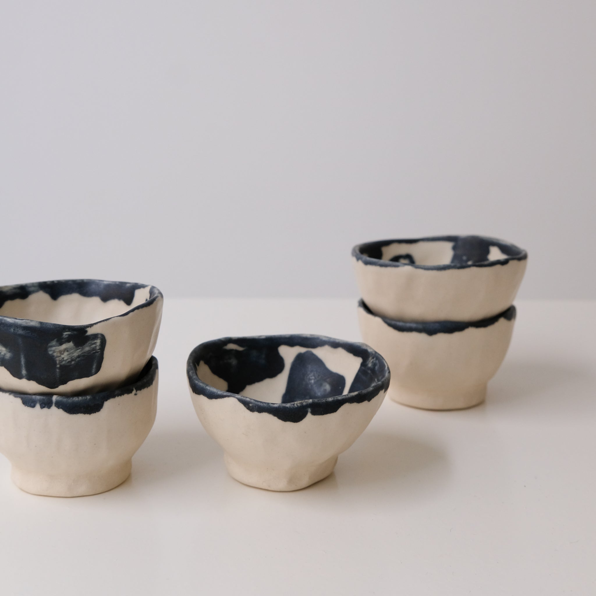 Verre à saké en grès, motifs bleu navy de Cindy Liao Rasamoelina chez Brutal