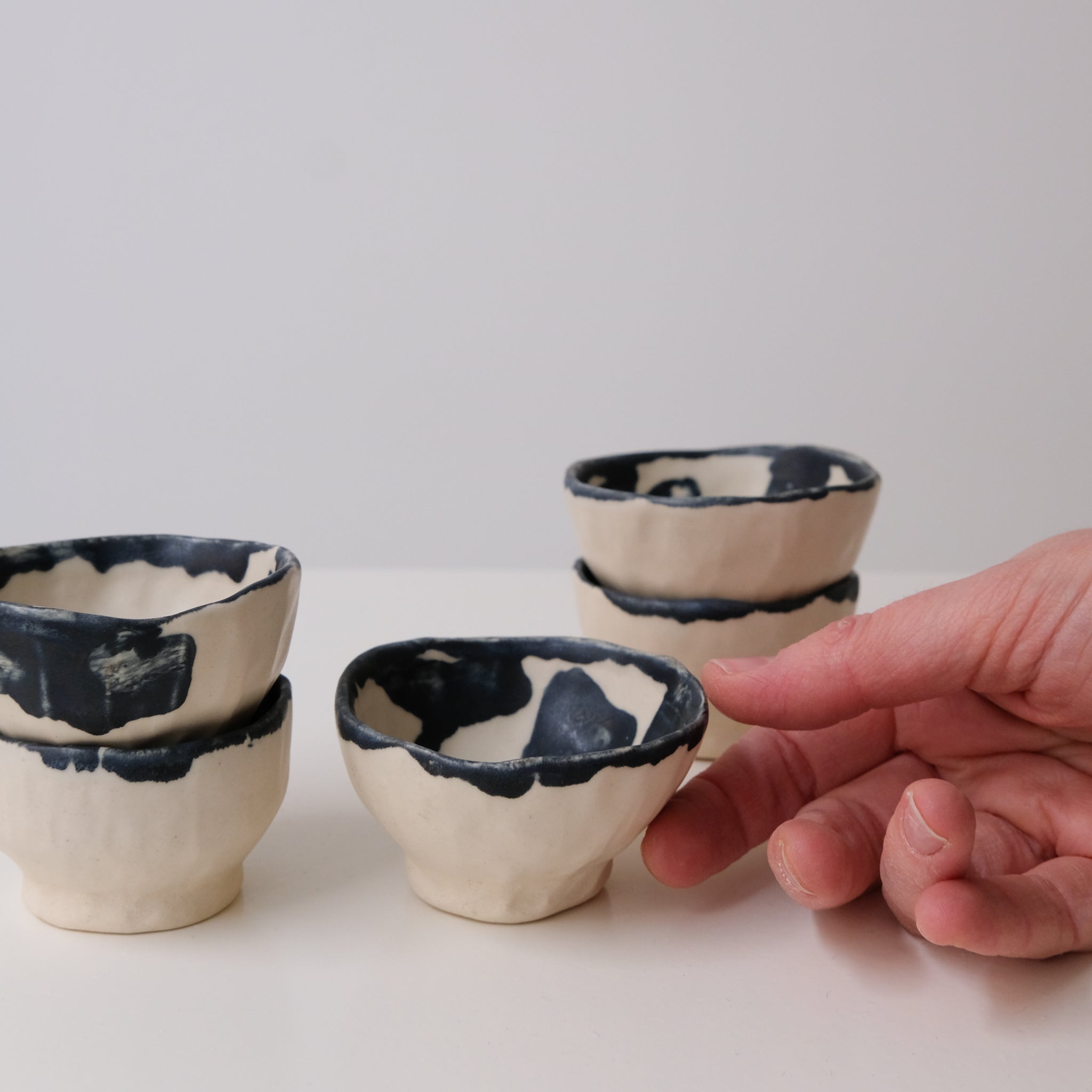 Verre à saké en grès, motifs bleu navy de Cindy Liao Rasamoelina chez Brutal