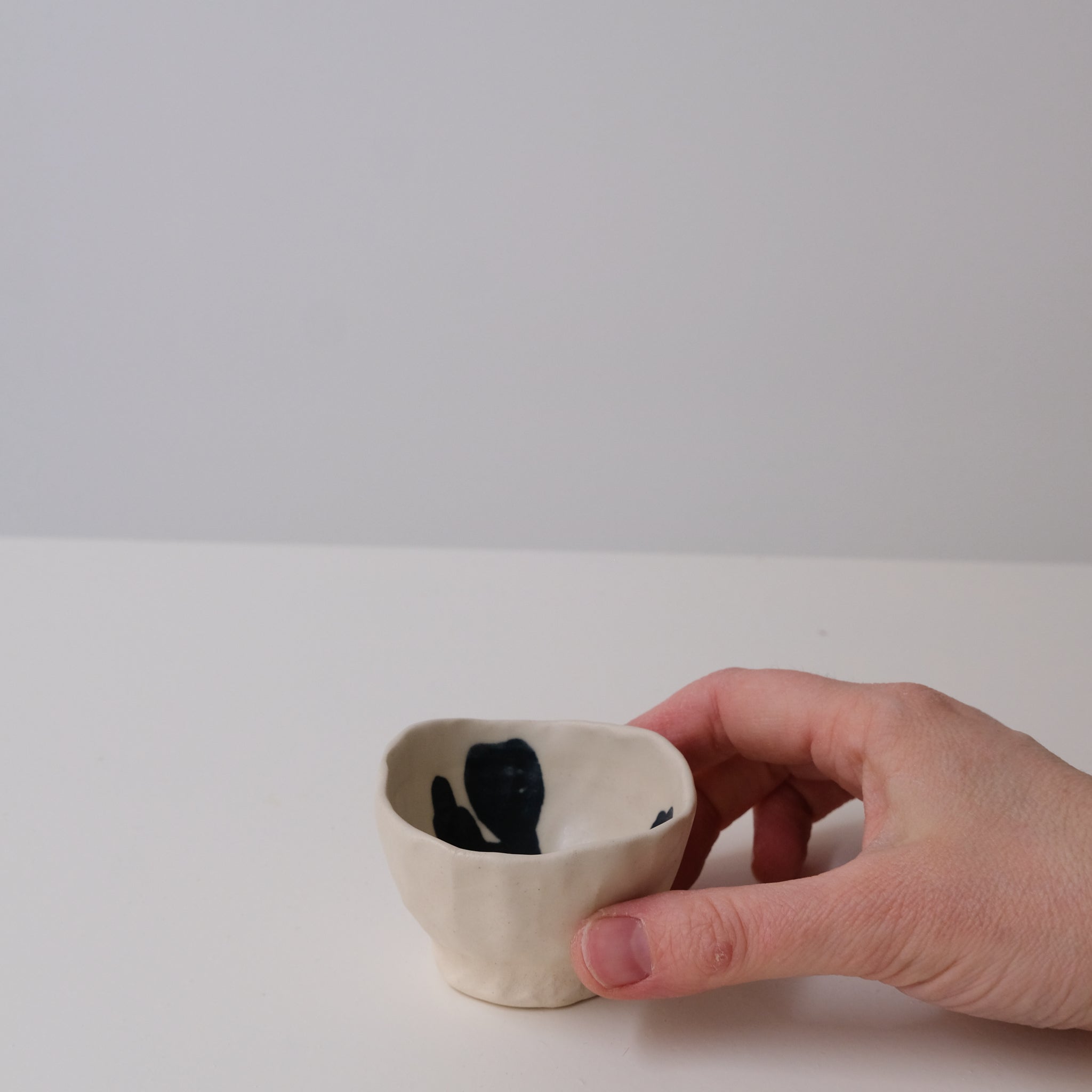 Verre à saké en grès, motifs bleu navy de Cindy Liao Rasamoelina chez Brutal