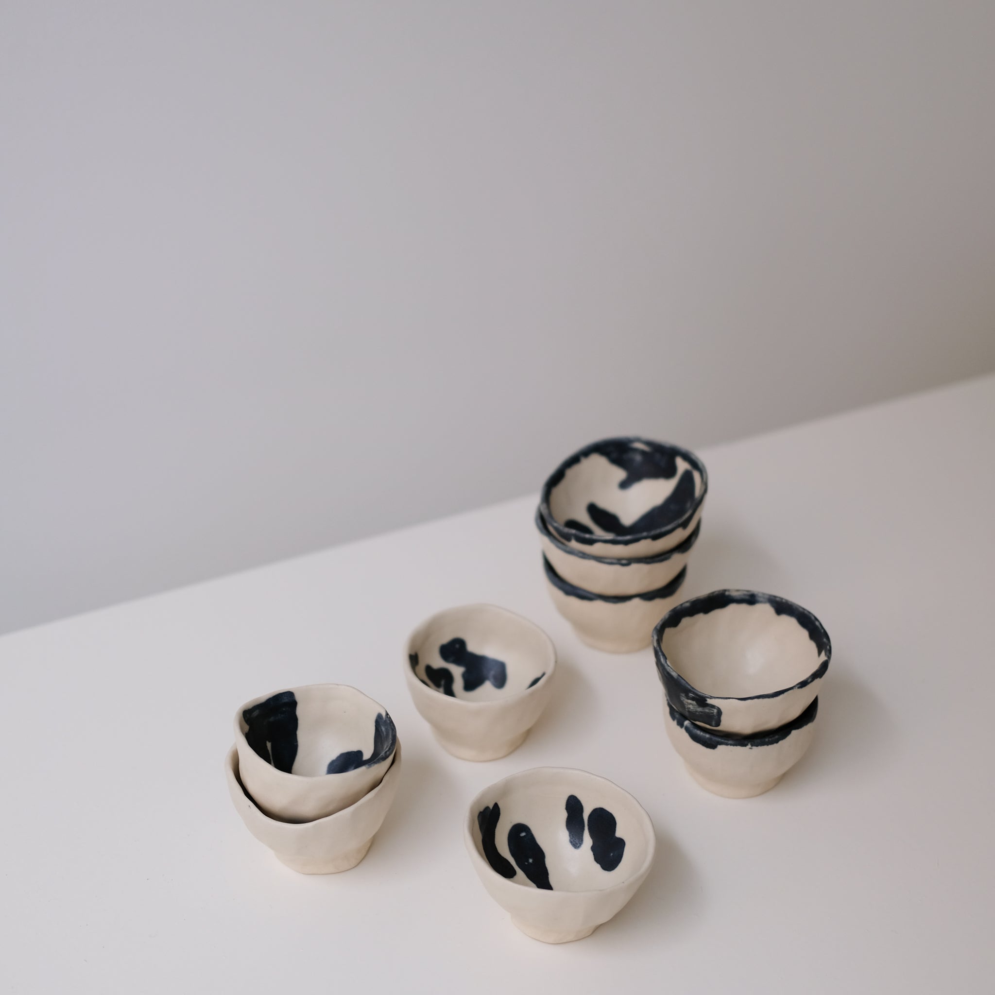 Verre à saké en grès, motifs bleu navy de Cindy Liao Rasamoelina chez Brutal