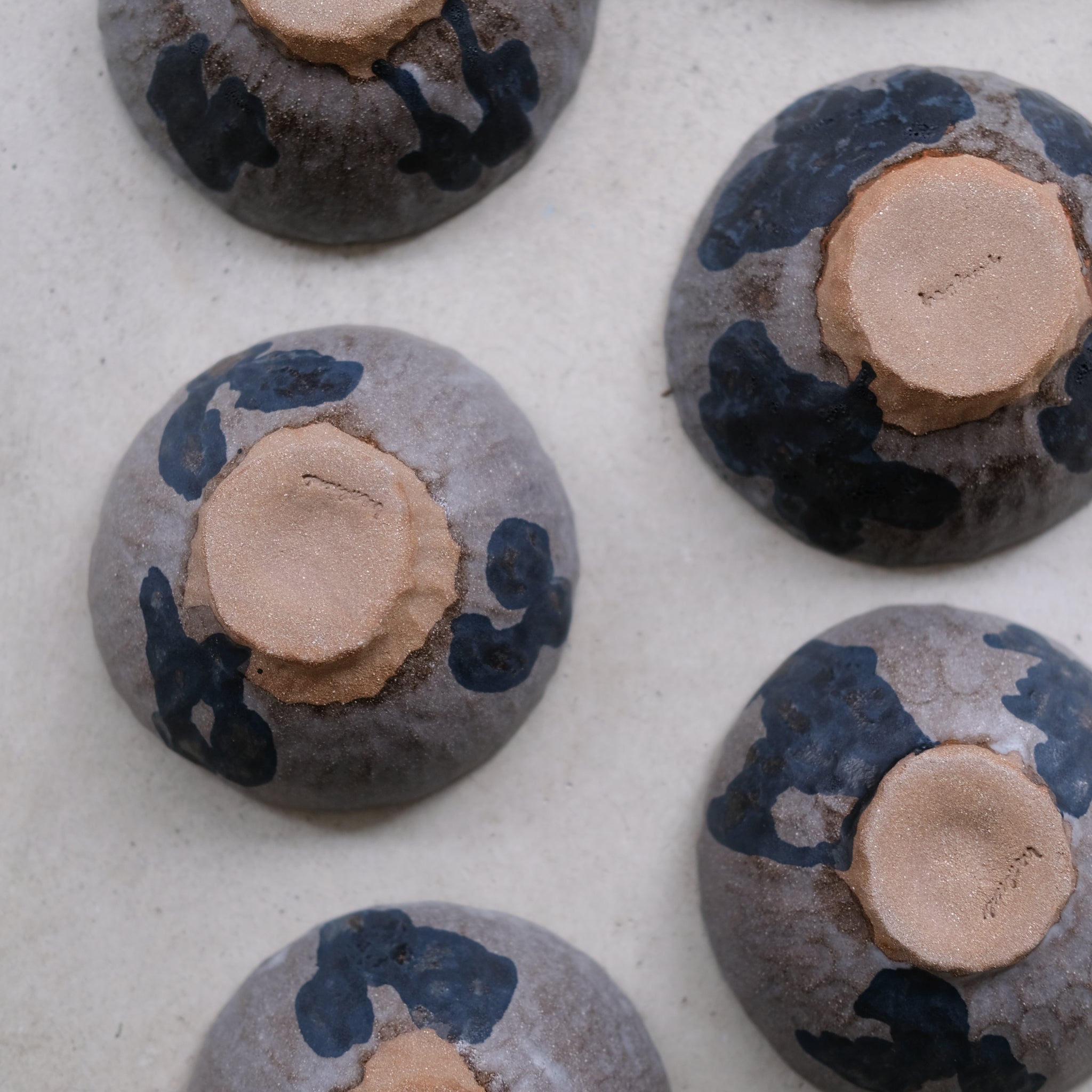 Bol en grès roux, bleu navy de Cindy Liao Rasamoelina chez Brutal Ceramics