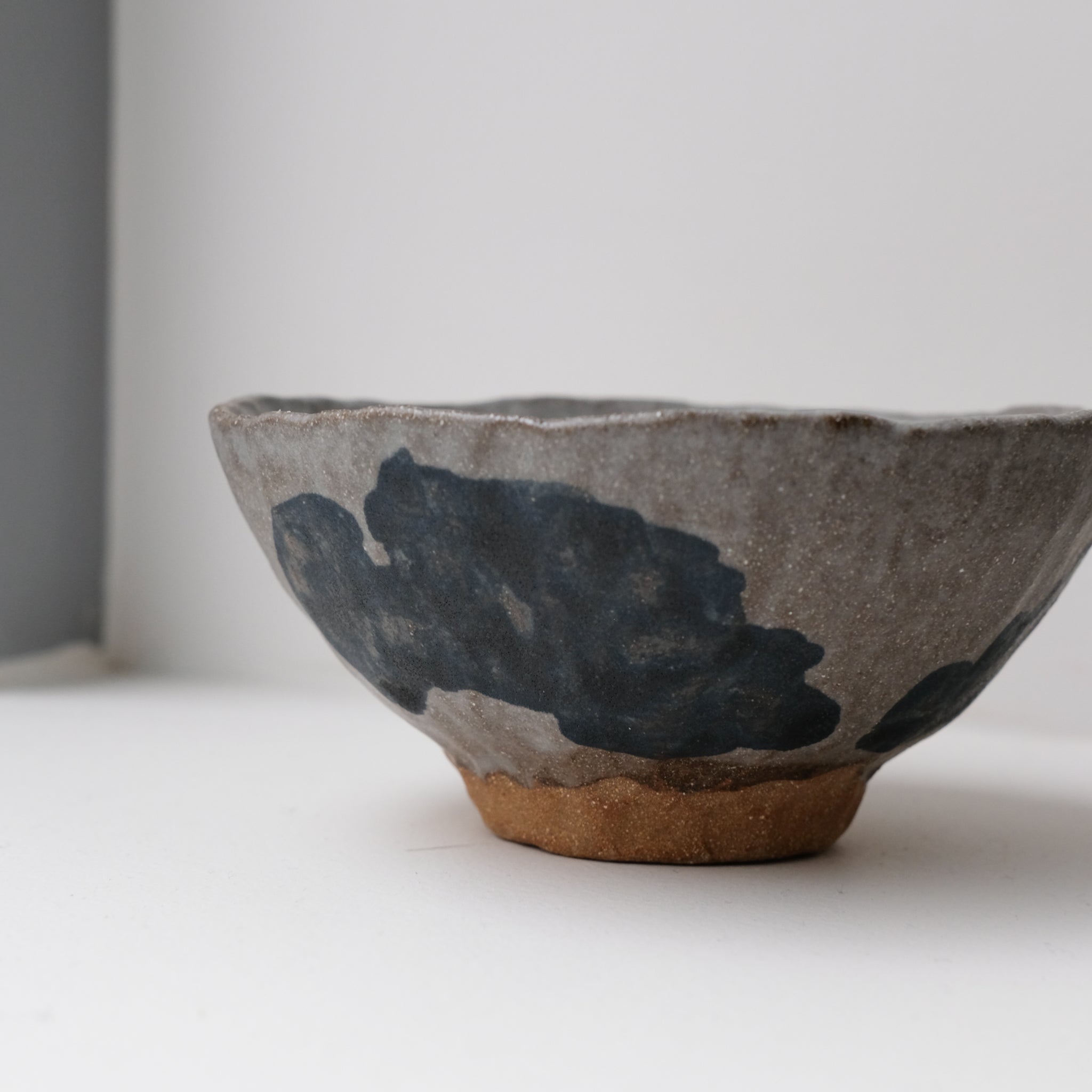 Bol en grès roux, bleu navy de Cindy Liao Rasamoelina chez Brutal Ceramics
