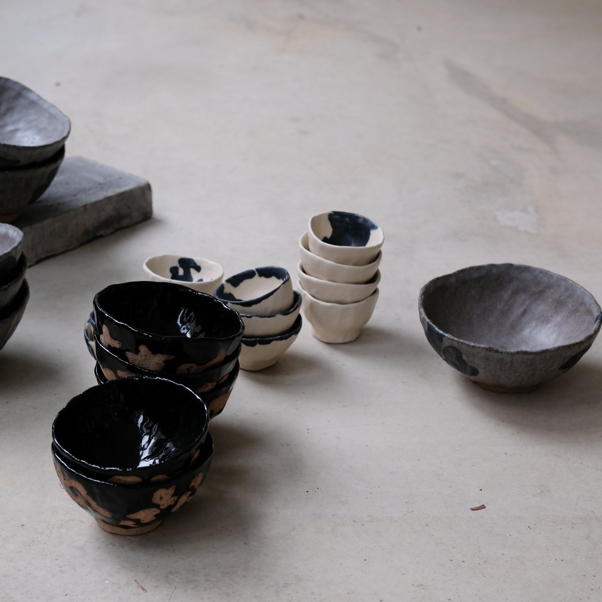 Bol en grès roux, bleu navy de Cindy Liao Rasamoelina chez Brutal Ceramics