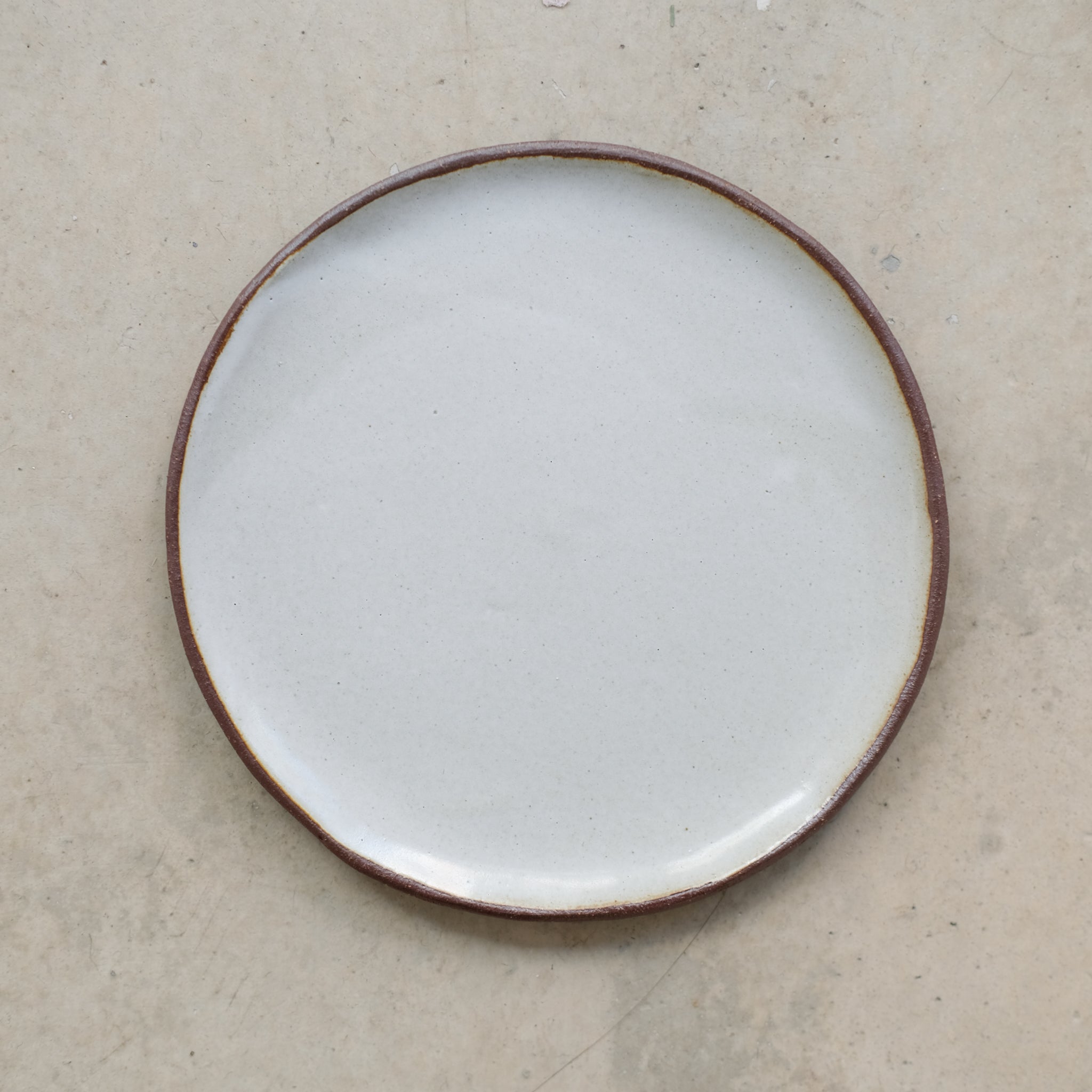 Assiette en grès par la céramiste Gaëlle Le Doledec chez Brutal