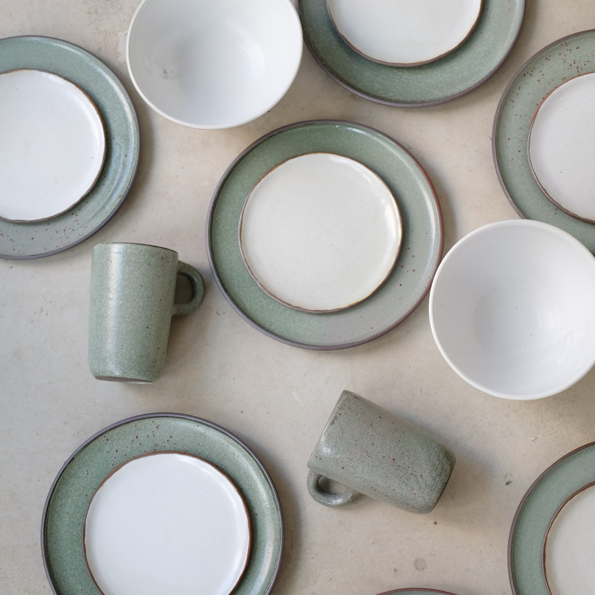 Tasse en grès vert d'eau par Gaëlle Le Doledec chez Brutal