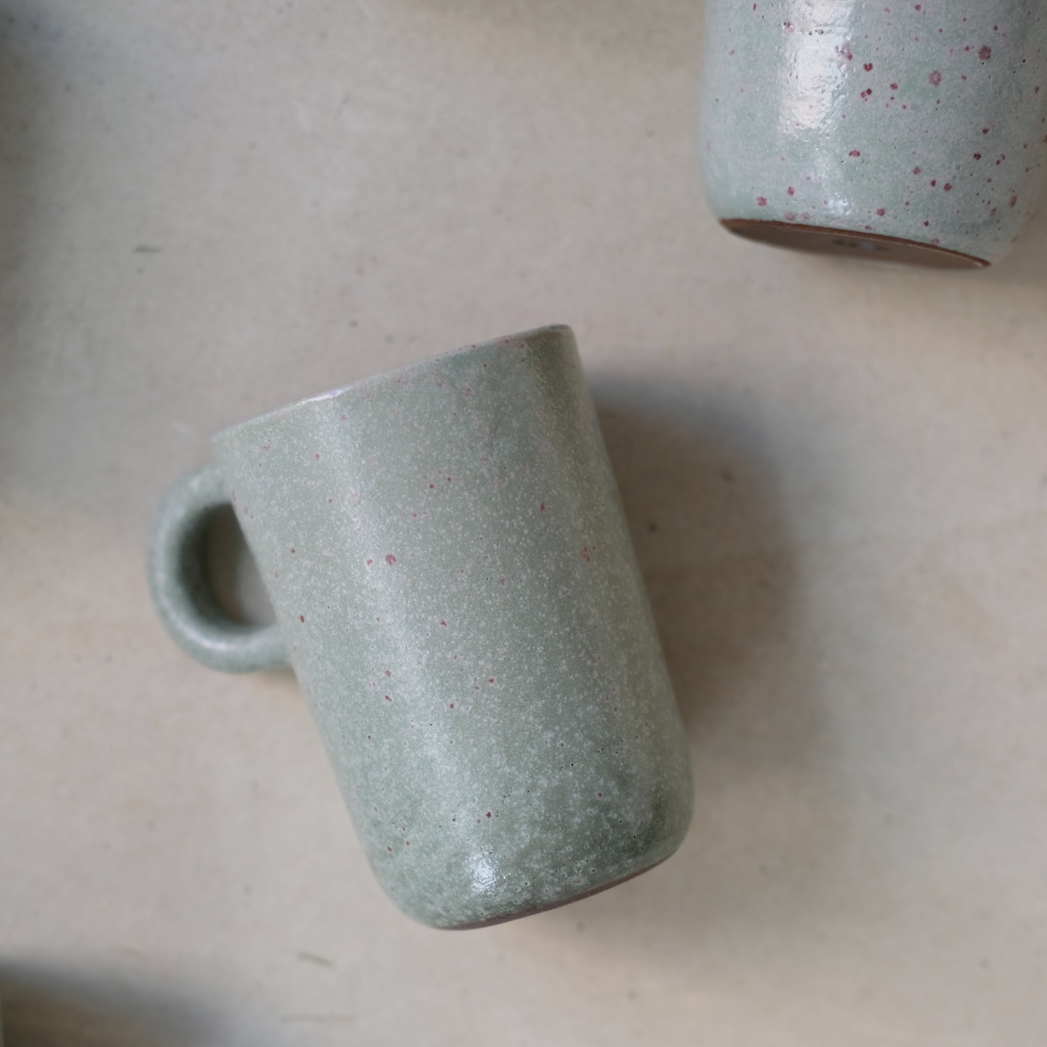 Tasse en grès vert d'eau par Gaëlle Le Doledec chez Brutal