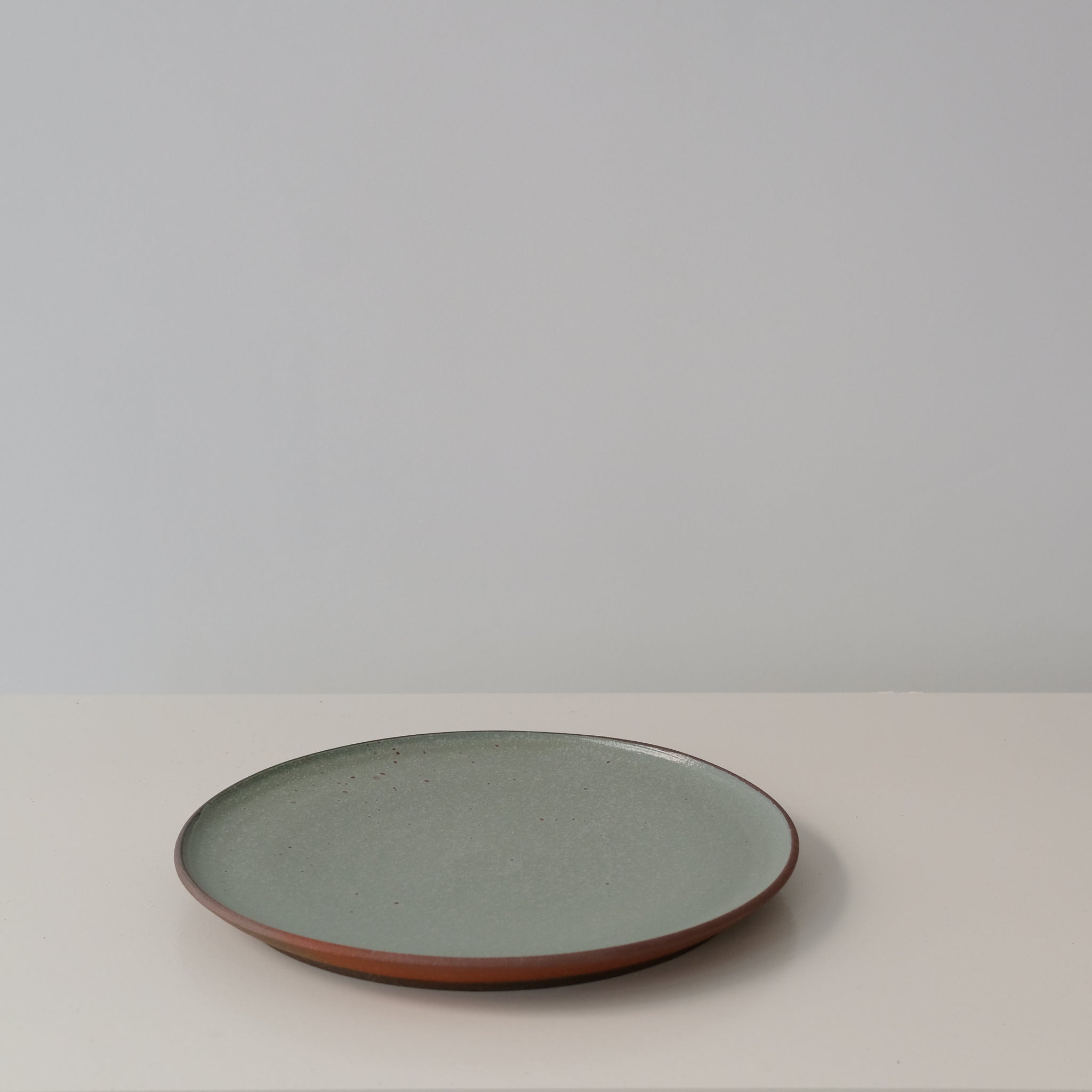 Assiette en grès par la céramiste Gaëlle Le Doledec chez Brutal