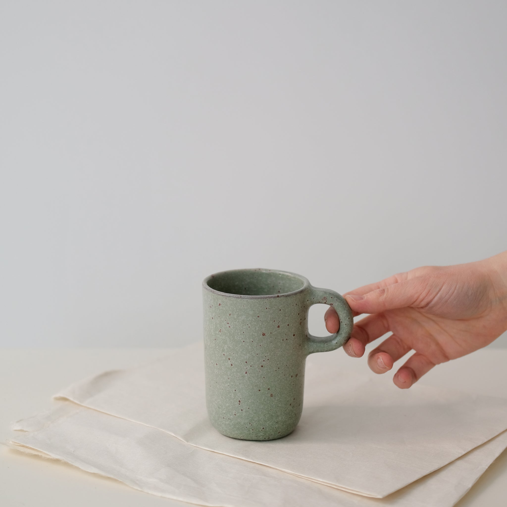 Tasse en grès vert d'eau par Gaëlle Le Doledec chez Brutal