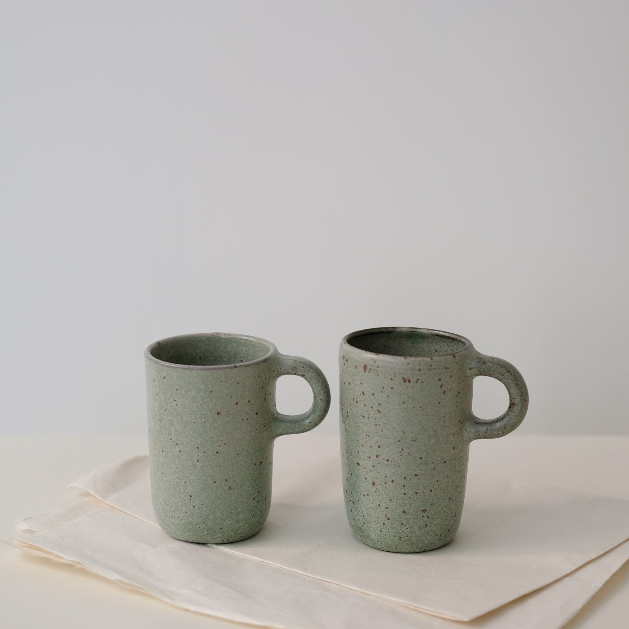 Tasse en grès vert d'eau par Gaëlle Le Doledec chez Brutal