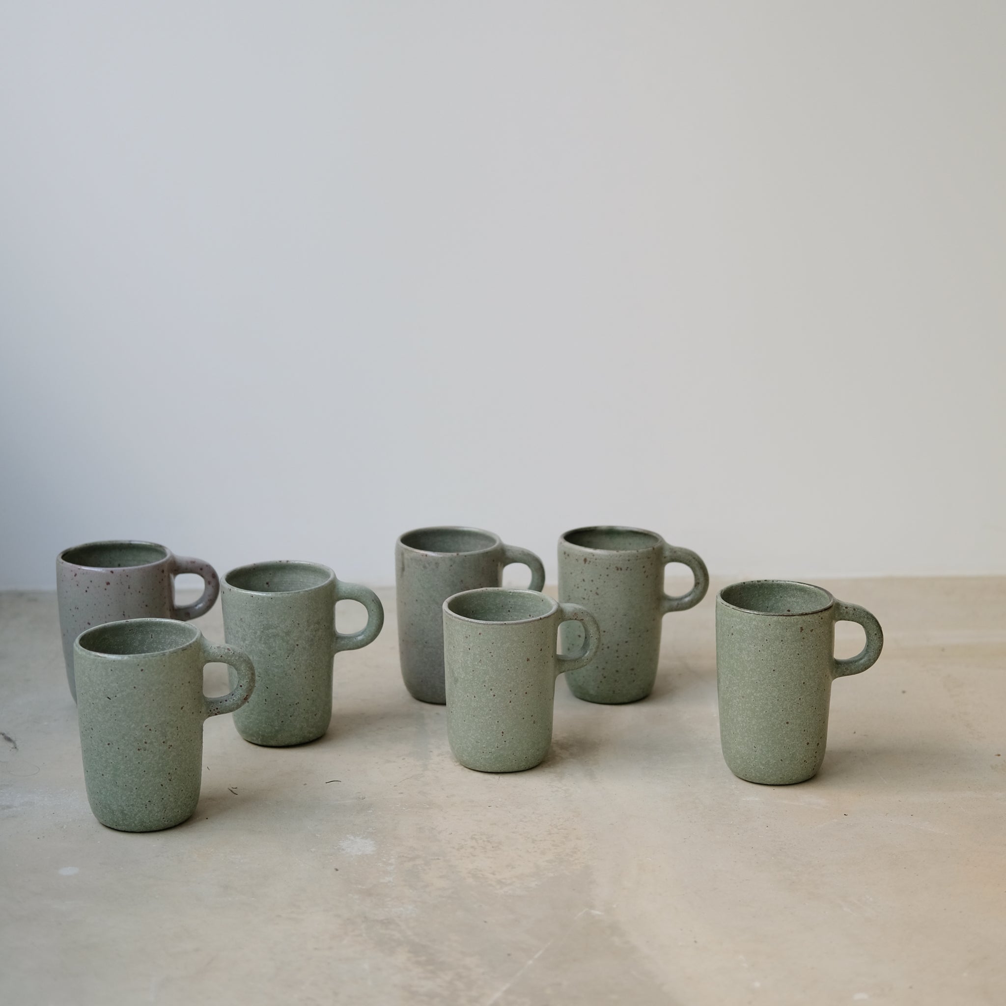 Tasse en grès vert d'eau par Gaëlle Le Doledec chez Brutal