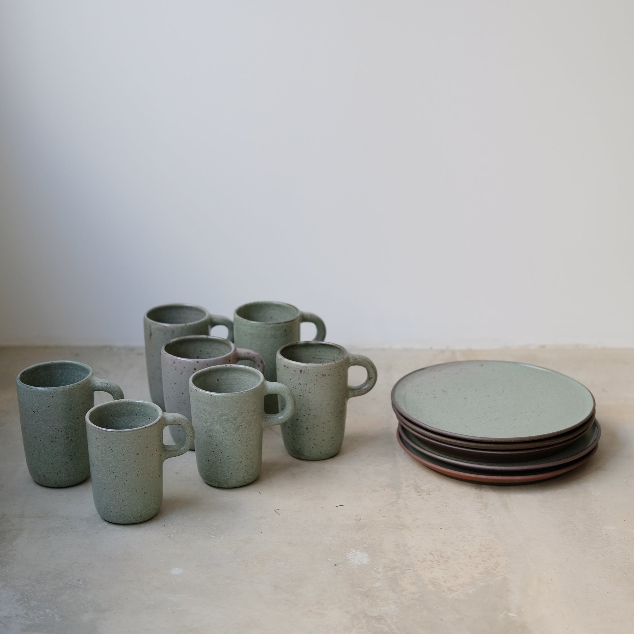 Assiette en grès par la céramiste Gaëlle Le Doledec chez Brutal