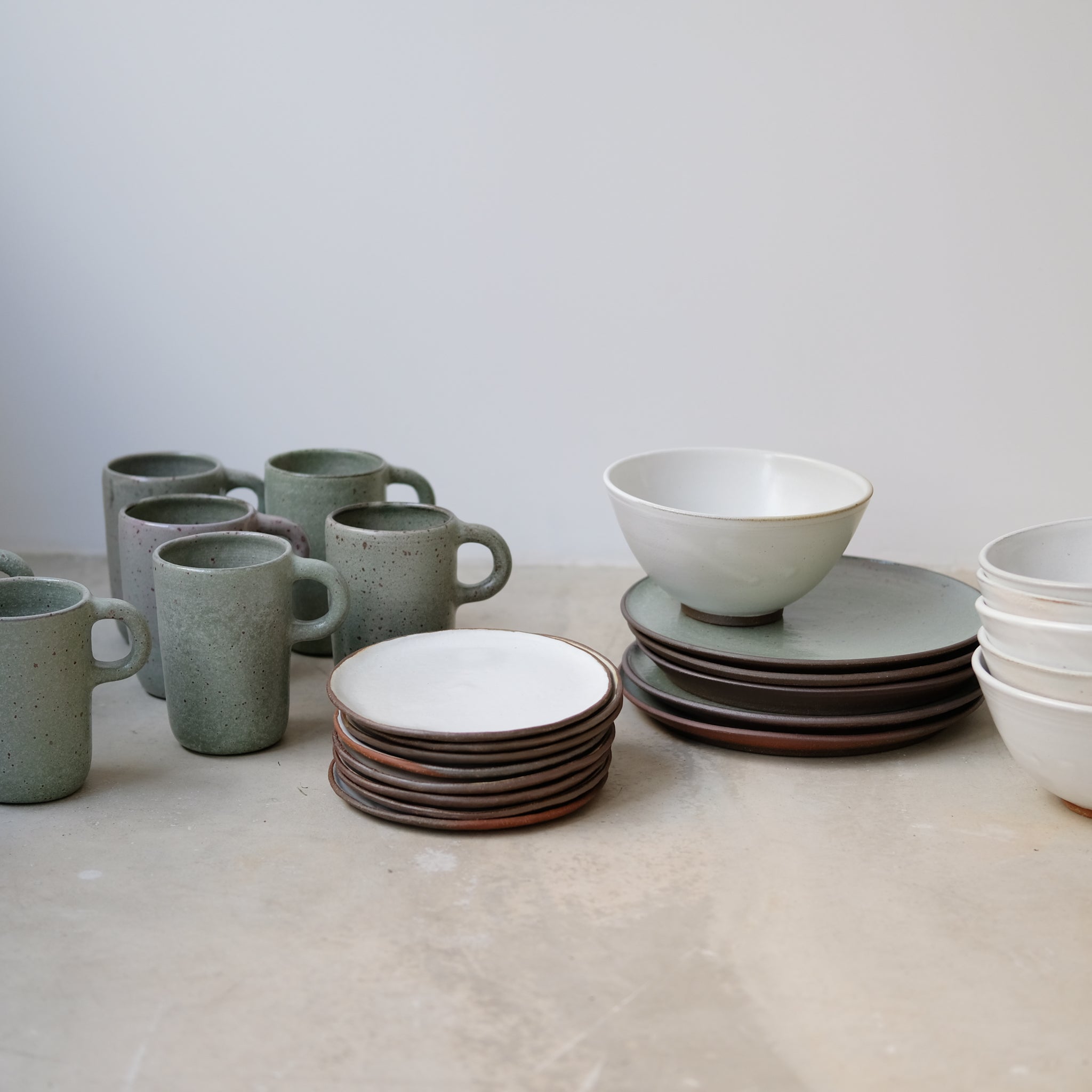 Tasse en grès vert d'eau par Gaëlle Le Doledec chez Brutal
