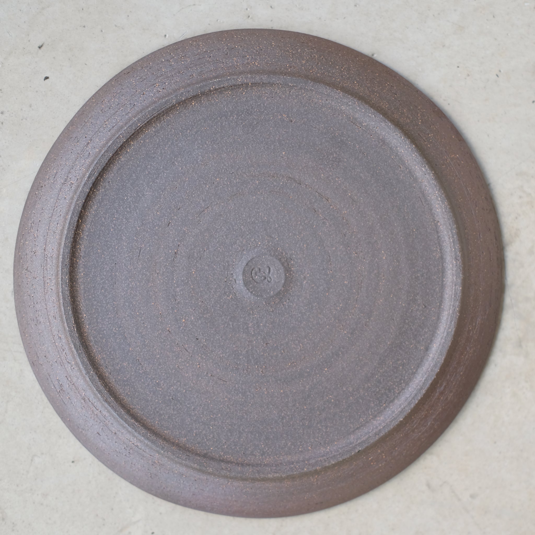 Assiette en grès par la céramiste Gaëlle Le Doledec chez Brutal