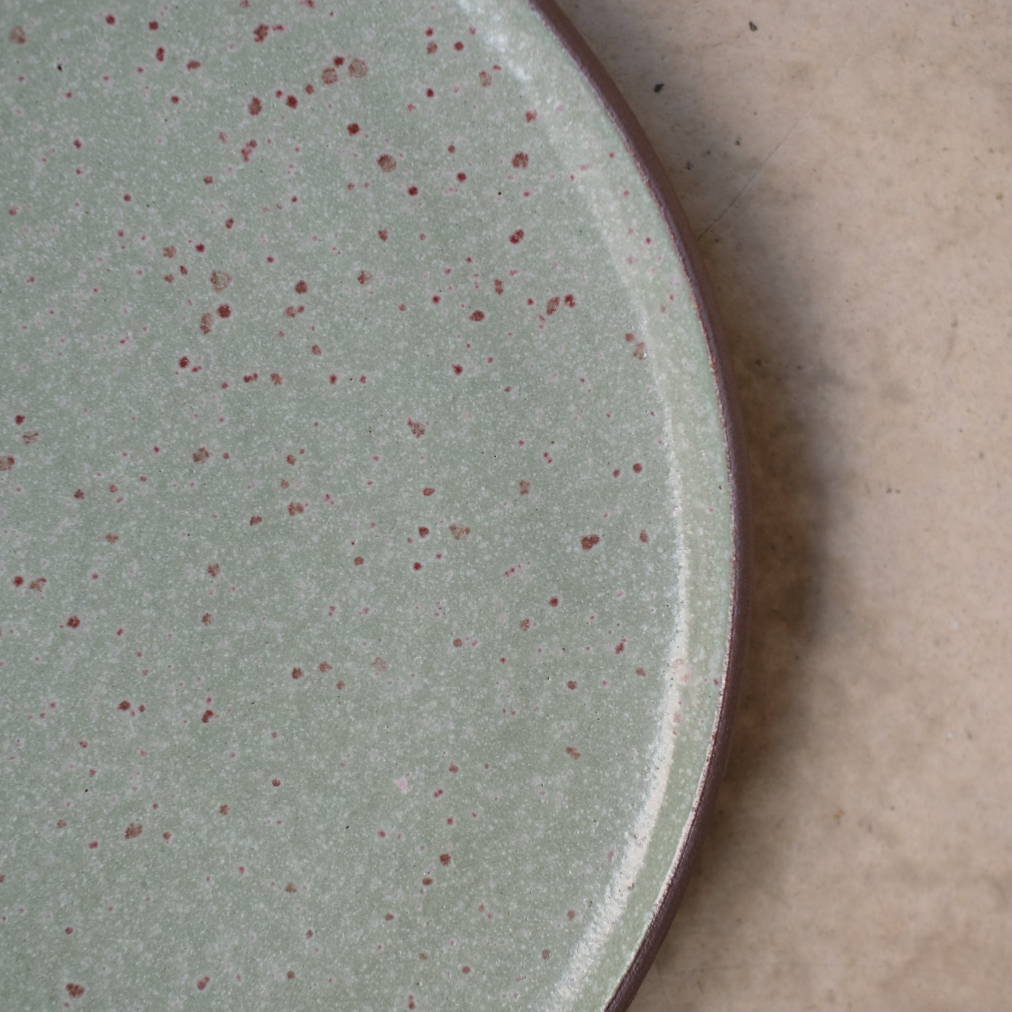 Assiette en grès par la céramiste Gaëlle Le Doledec chez Brutal