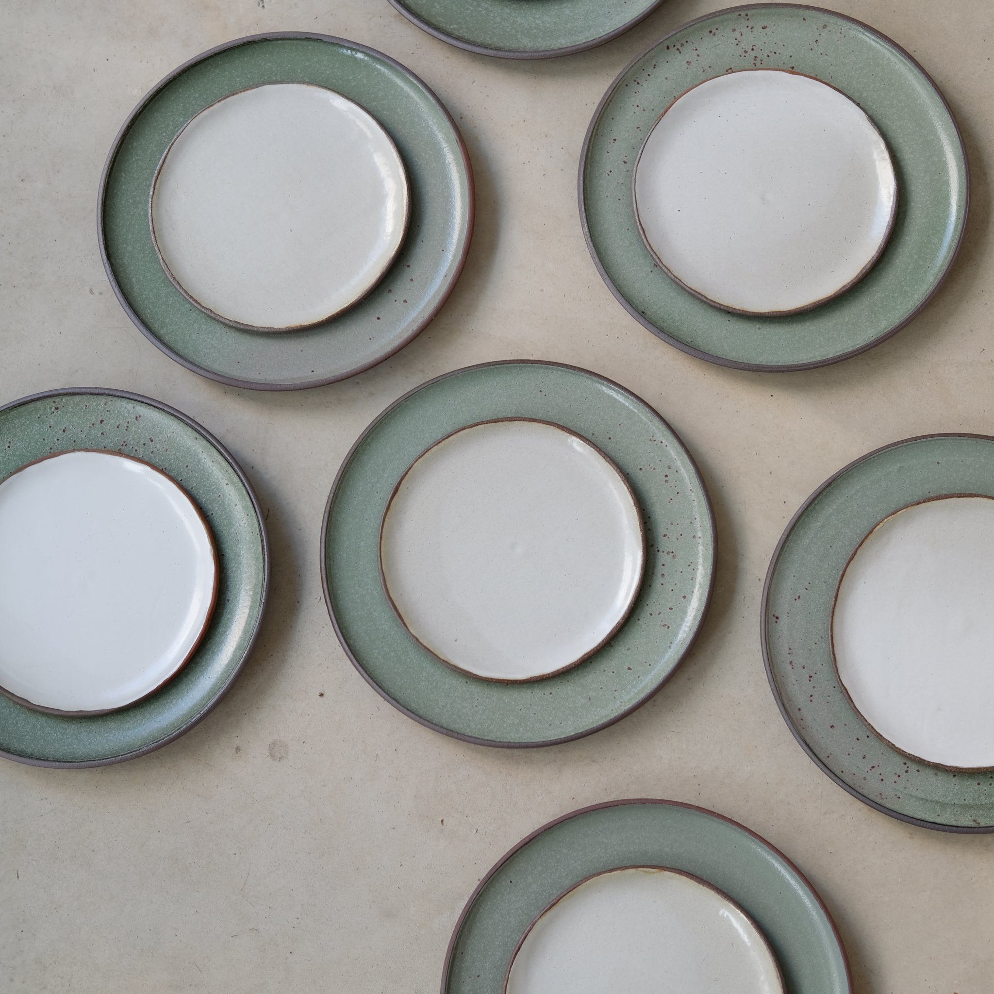 Assiette en grès par la céramiste Gaëlle Le Doledec chez Brutal
