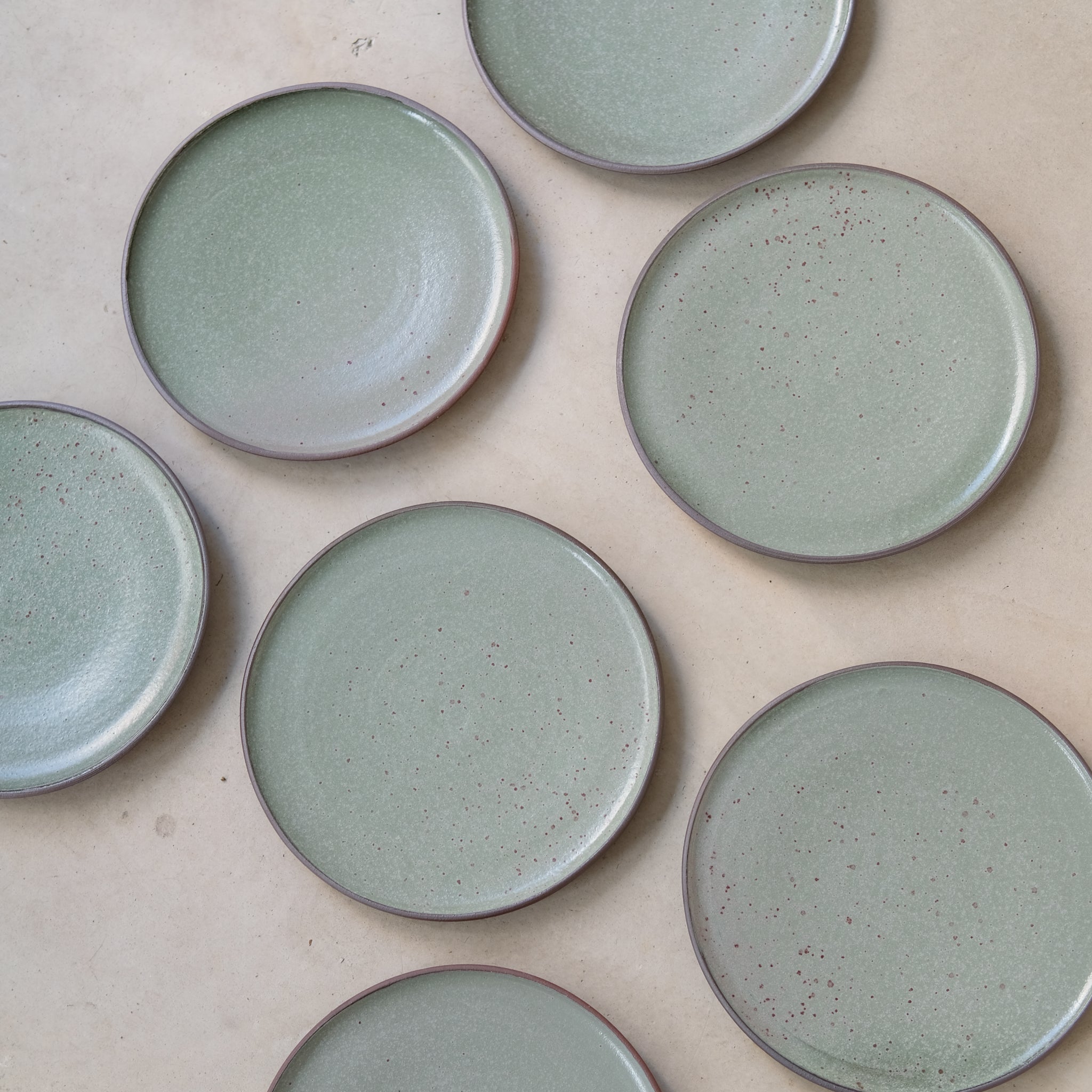Assiette en grès par la céramiste Gaëlle Le Doledec chez Brutal