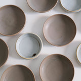 Assiette creuse brun kaki par Léa Guetta chez Brutal Ceramics