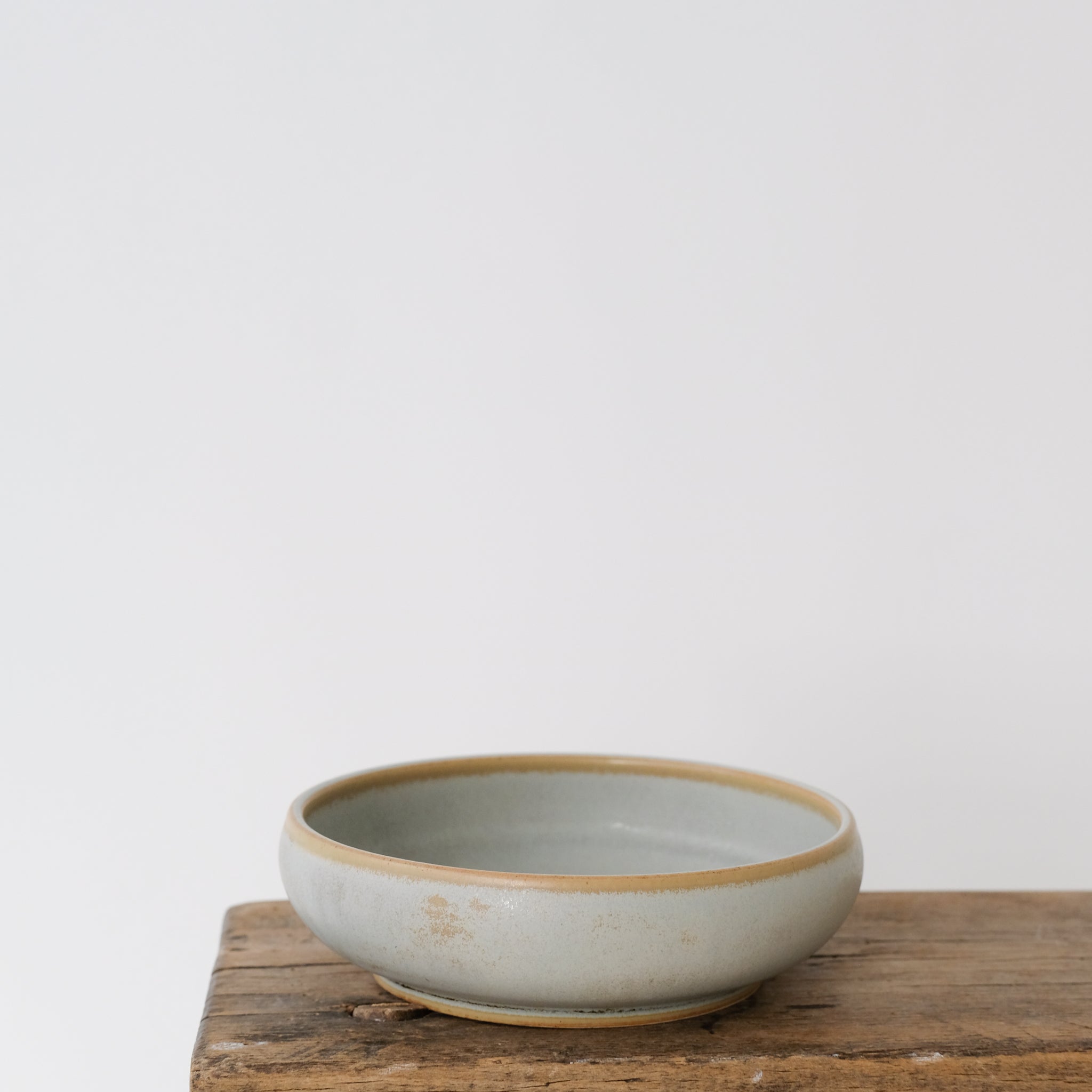 Assiette creuse blanc polaire par Léa Guetta chez Brutal Ceramics