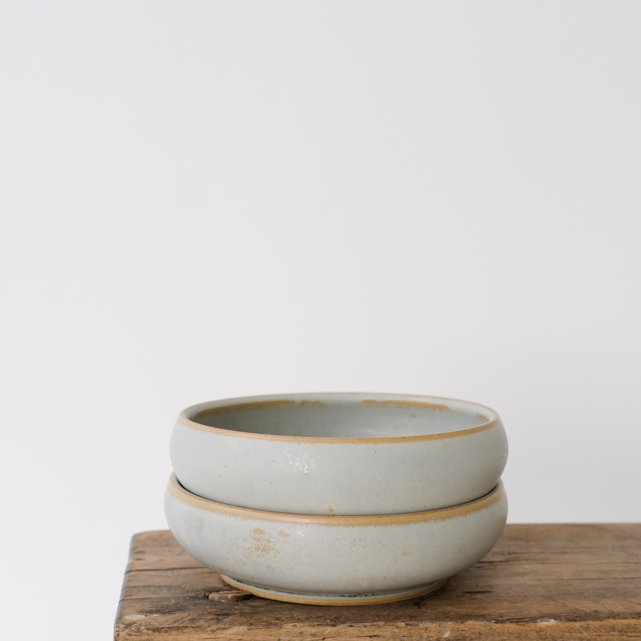 Assiette creuse blanc polaire par Léa Guetta chez Brutal Ceramics