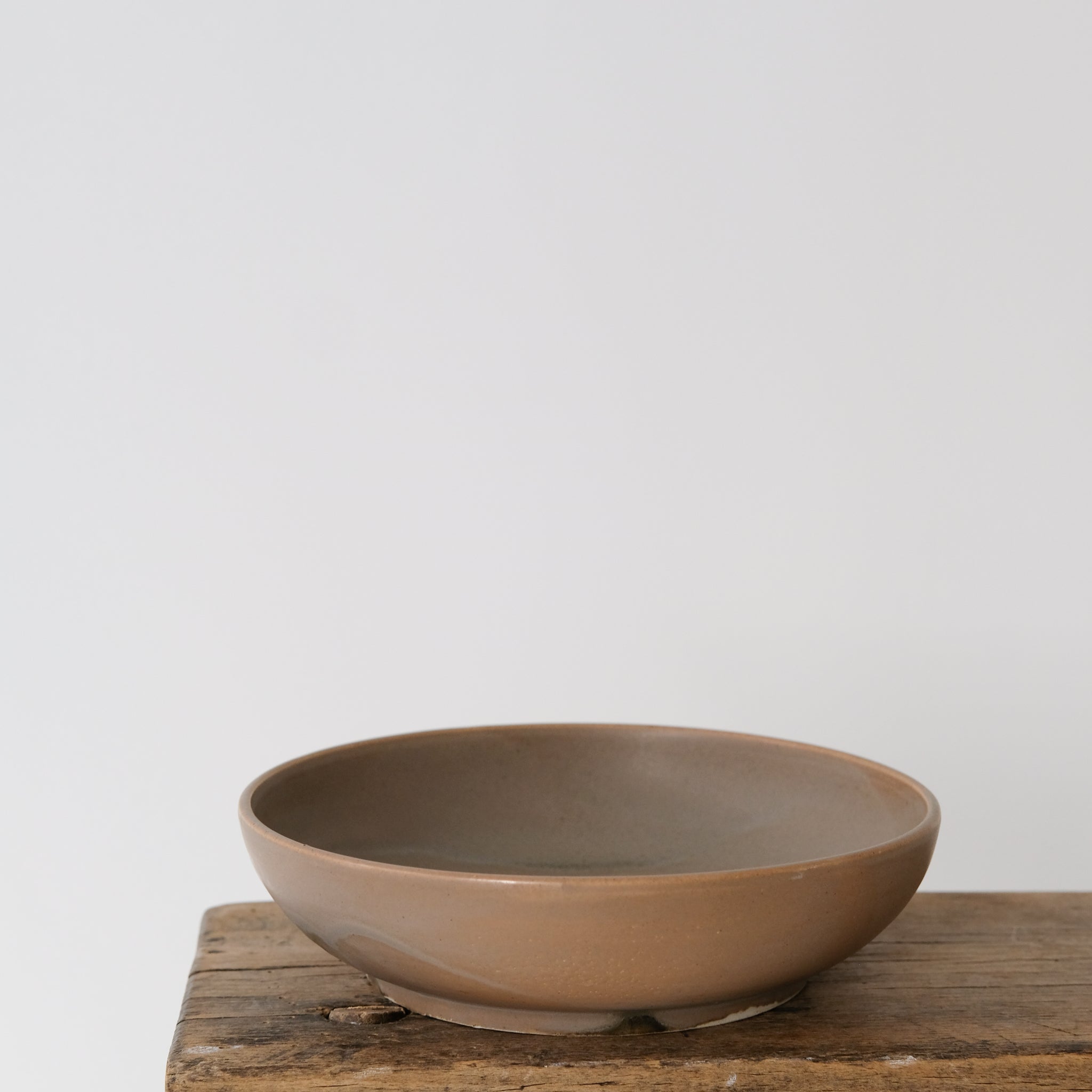 Assiette creuse brun kaki par Léa Guetta chez Brutal Ceramics