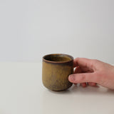 Tasse en grès ocre brun par Léa Guetta chez Brutal Ceramics