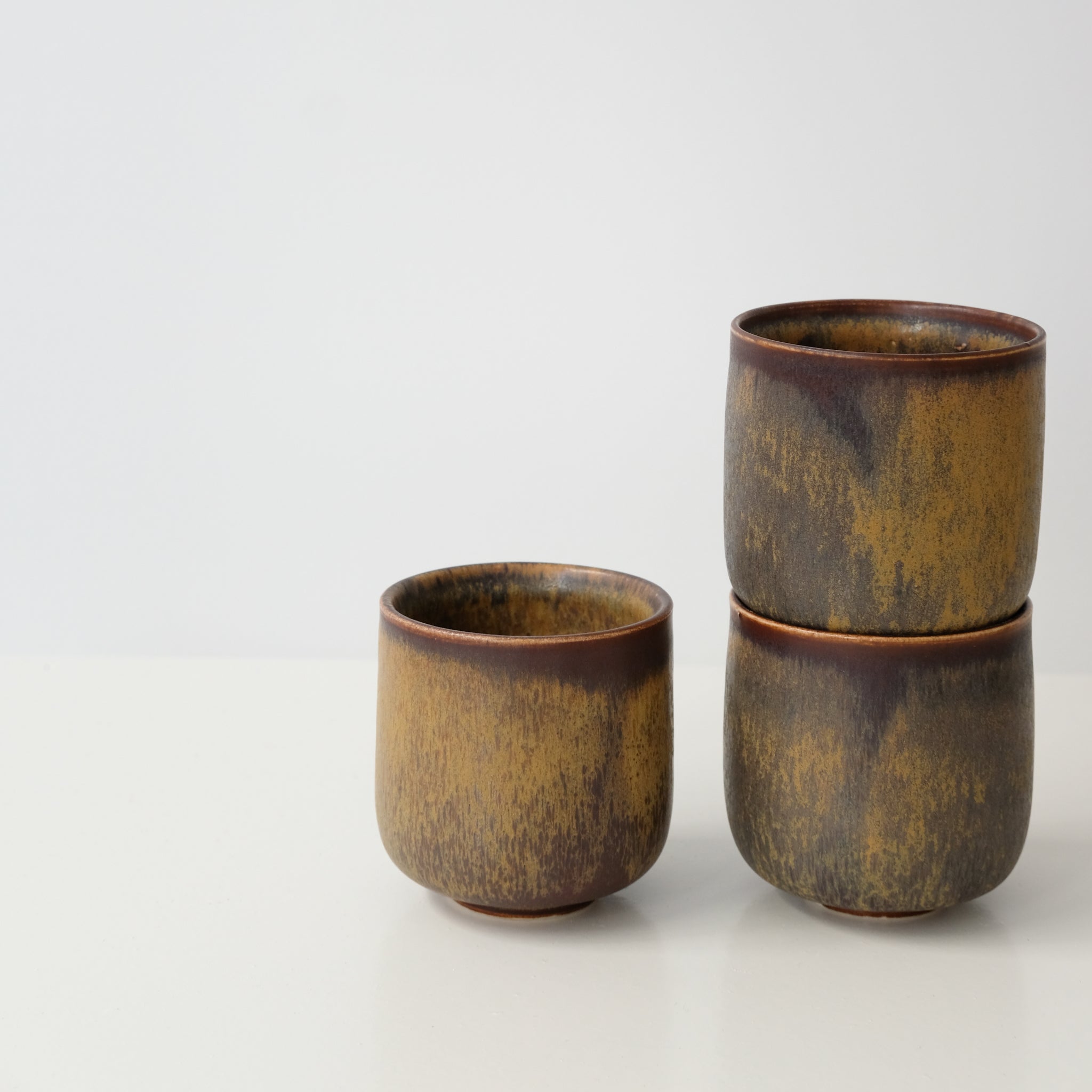 Tasse en grès ocre brun par Léa Guetta chez Brutal Ceramics