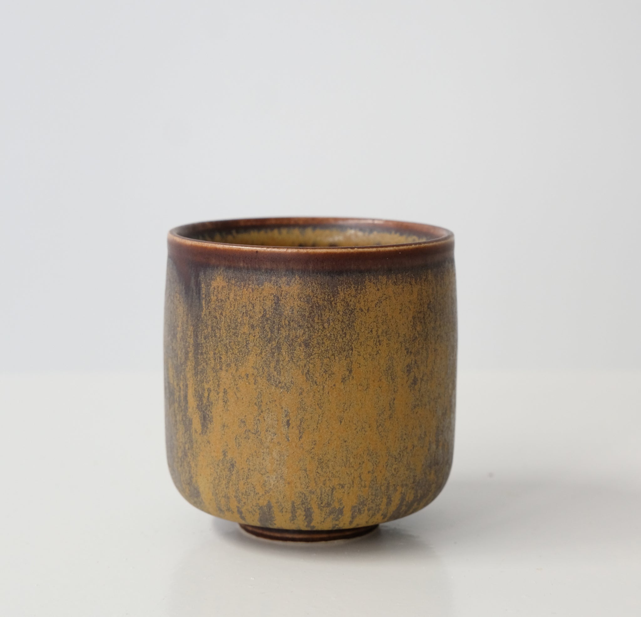 Tasse en grès ocre brun par Léa Guetta chez Brutal Ceramics