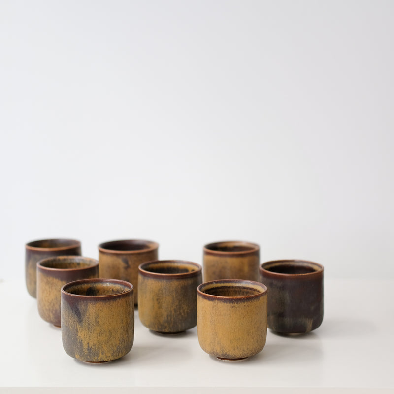 Tasse en grès ocre brun par Léa Guetta chez Brutal Ceramics