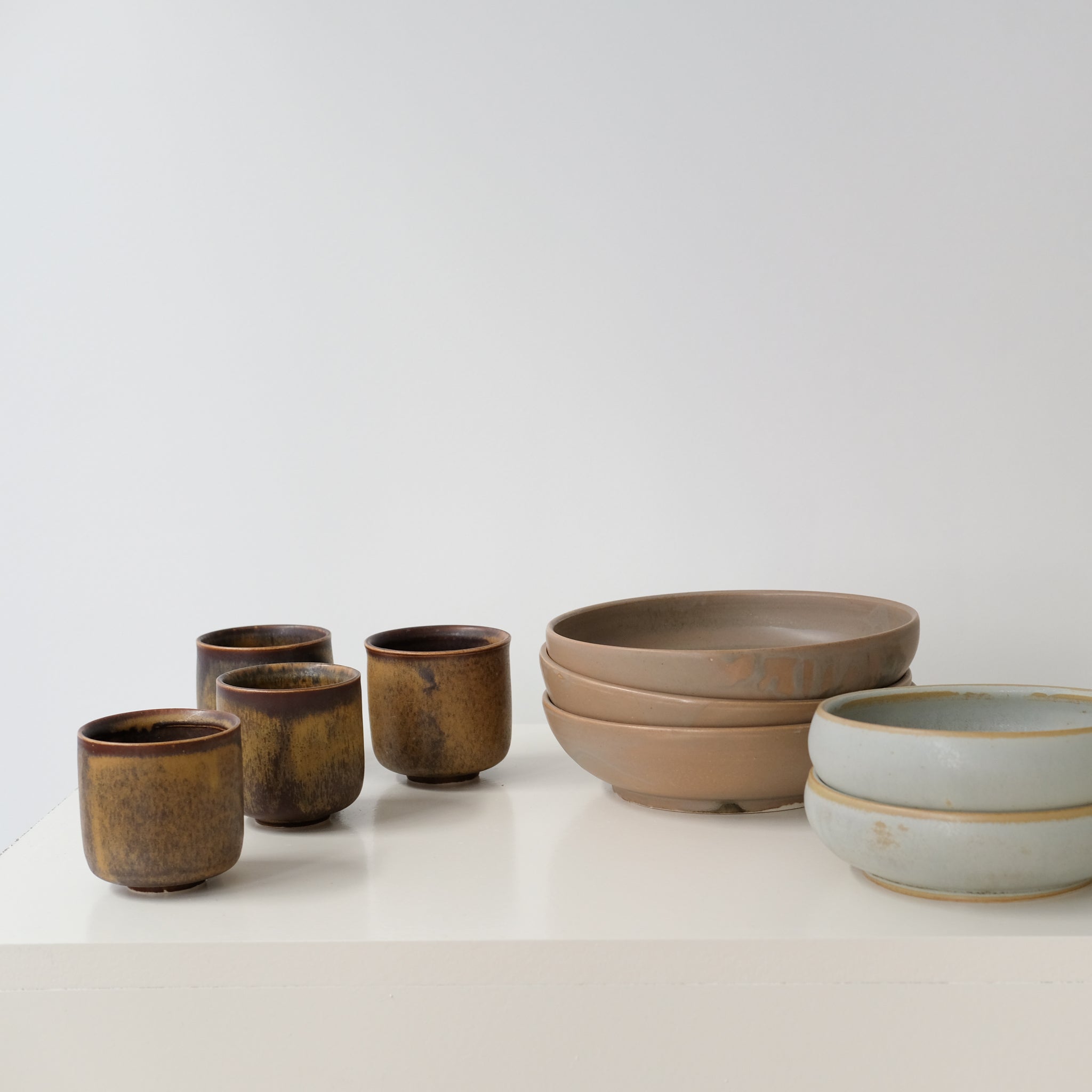 Assiette creuse brun kaki par Léa Guetta chez Brutal Ceramics