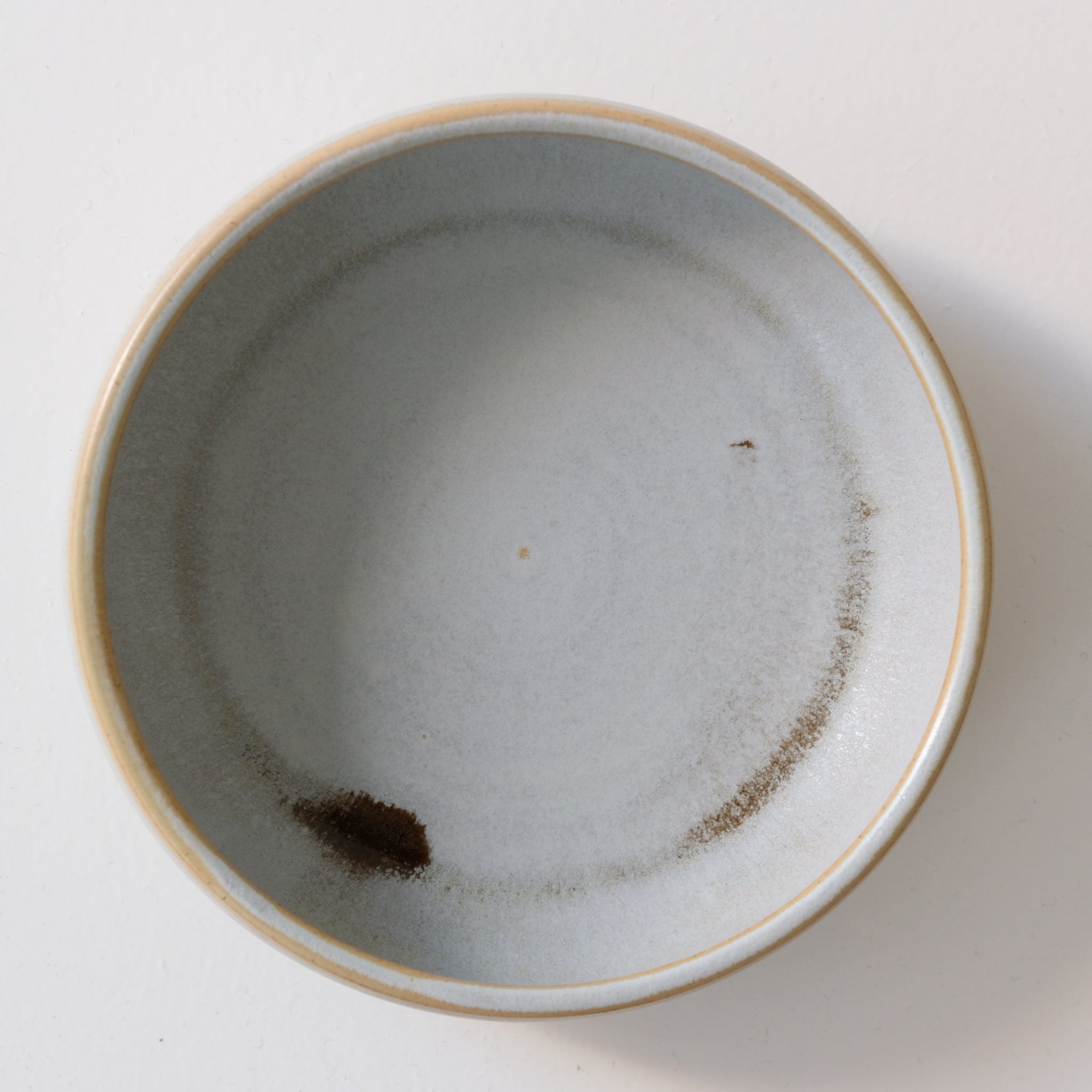 Assiette creuse blanc polaire par Léa Guetta chez Brutal Ceramics