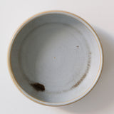 Assiette creuse blanc polaire par Léa Guetta chez Brutal Ceramics
