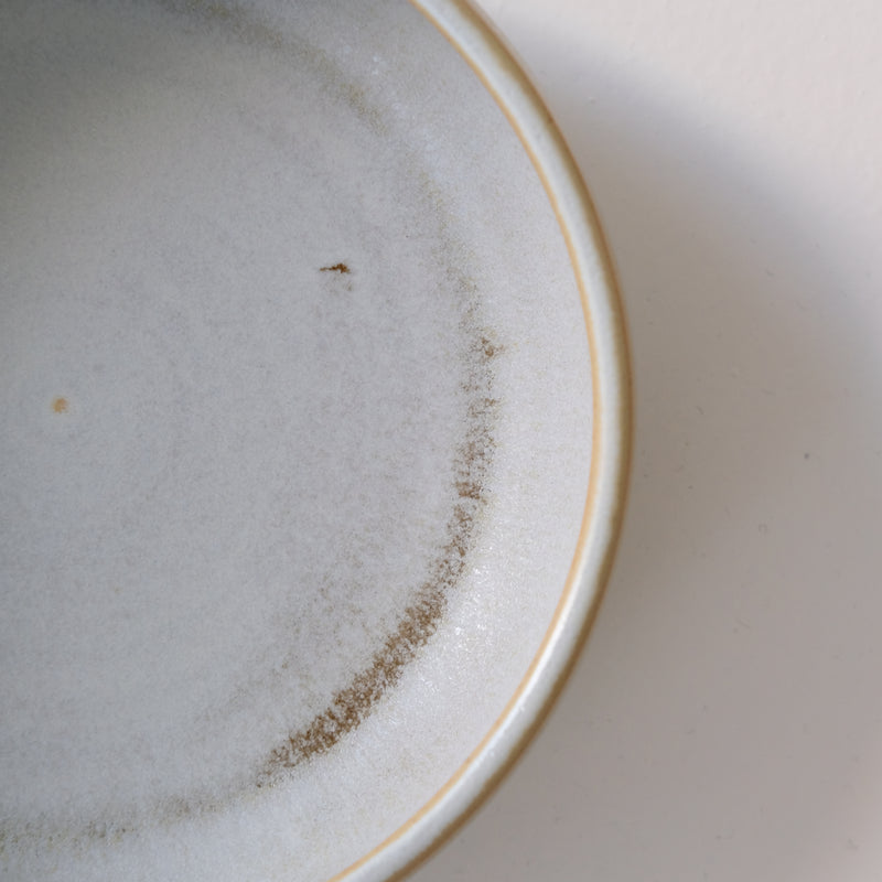 Assiette creuse blanc polaire par Léa Guetta chez Brutal Ceramics