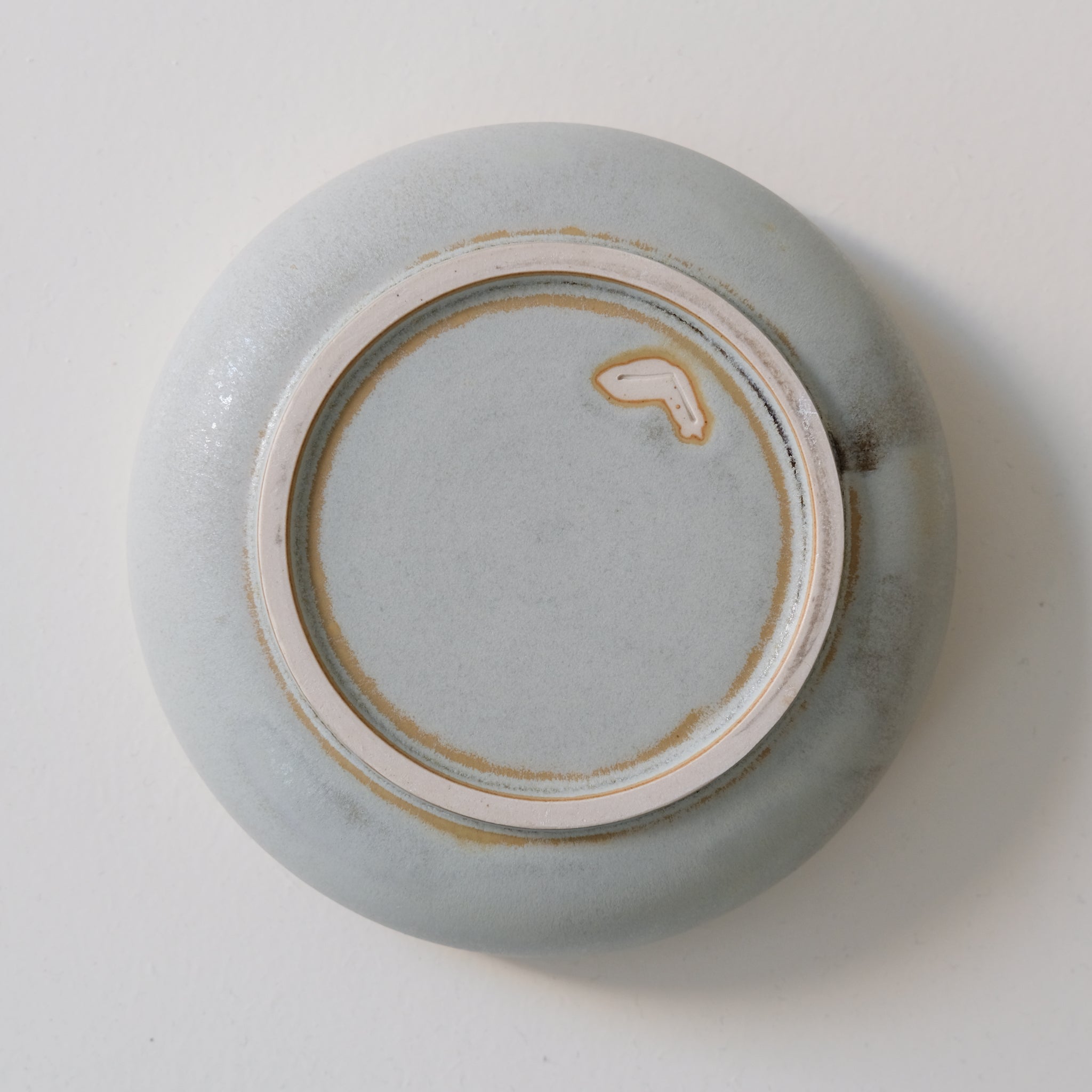 Assiette creuse blanc polaire par Léa Guetta chez Brutal Ceramics