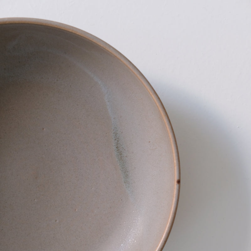 Assiette creuse brun kaki par Léa Guetta chez Brutal Ceramics