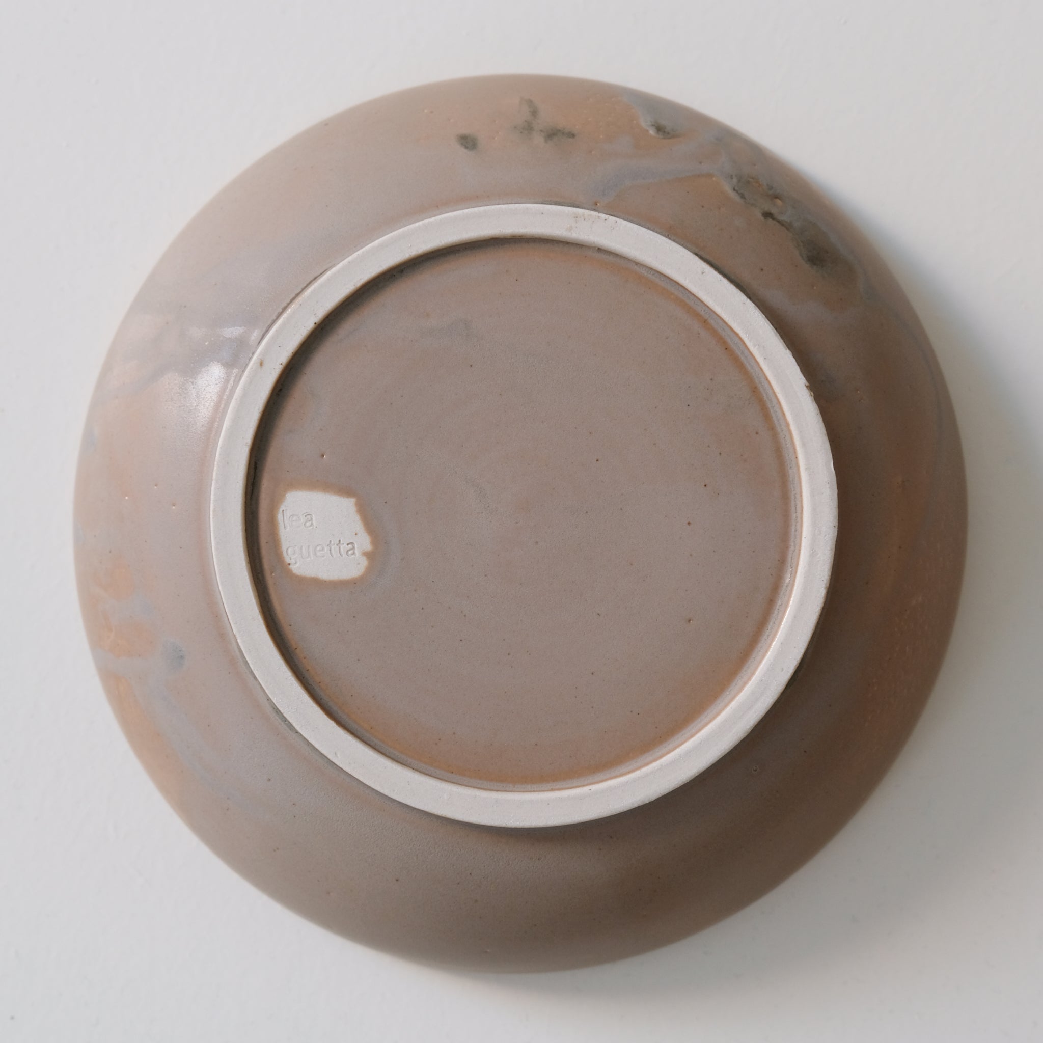 Assiette creuse brun kaki par Léa Guetta chez Brutal Ceramics