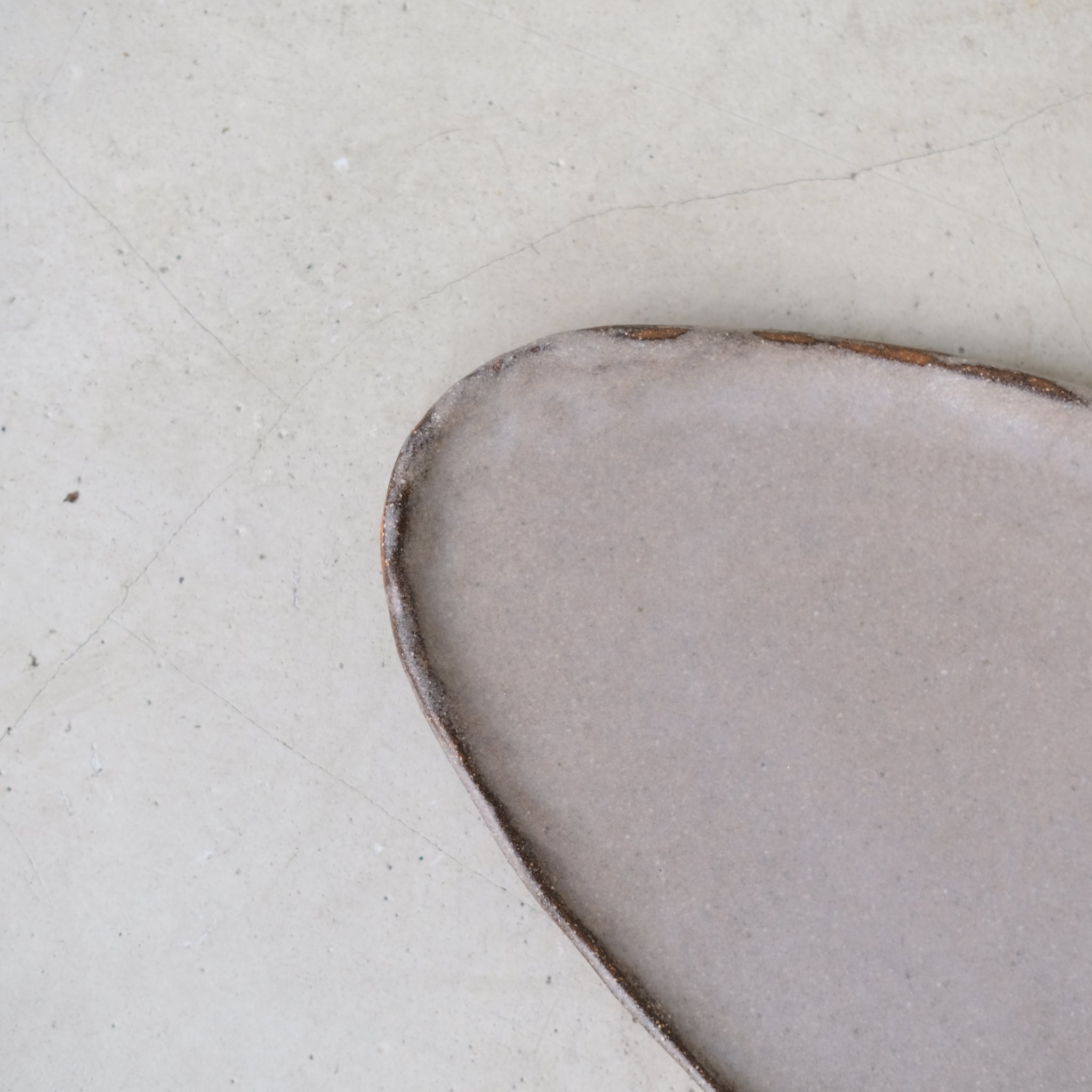 Plat oval en grès roux, Gris de Lola Moreau chez Brutal  Ceramics