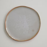 Plateau en grès roux, Blanc Gris de Lola Moreau chez Brutal Ceramics