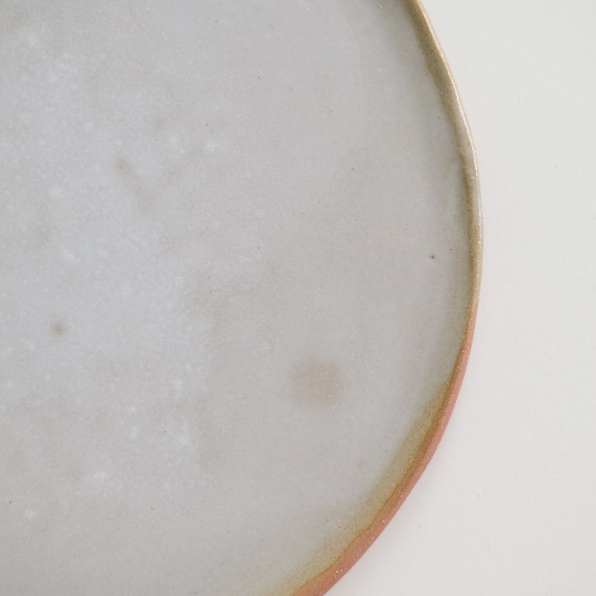 Plateau en grès roux, Blanc Gris de Lola Moreau chez Brutal CeramicsPlateau en grès roux, Blanc Gris de Lola Moreau chez Brutal Ceramics