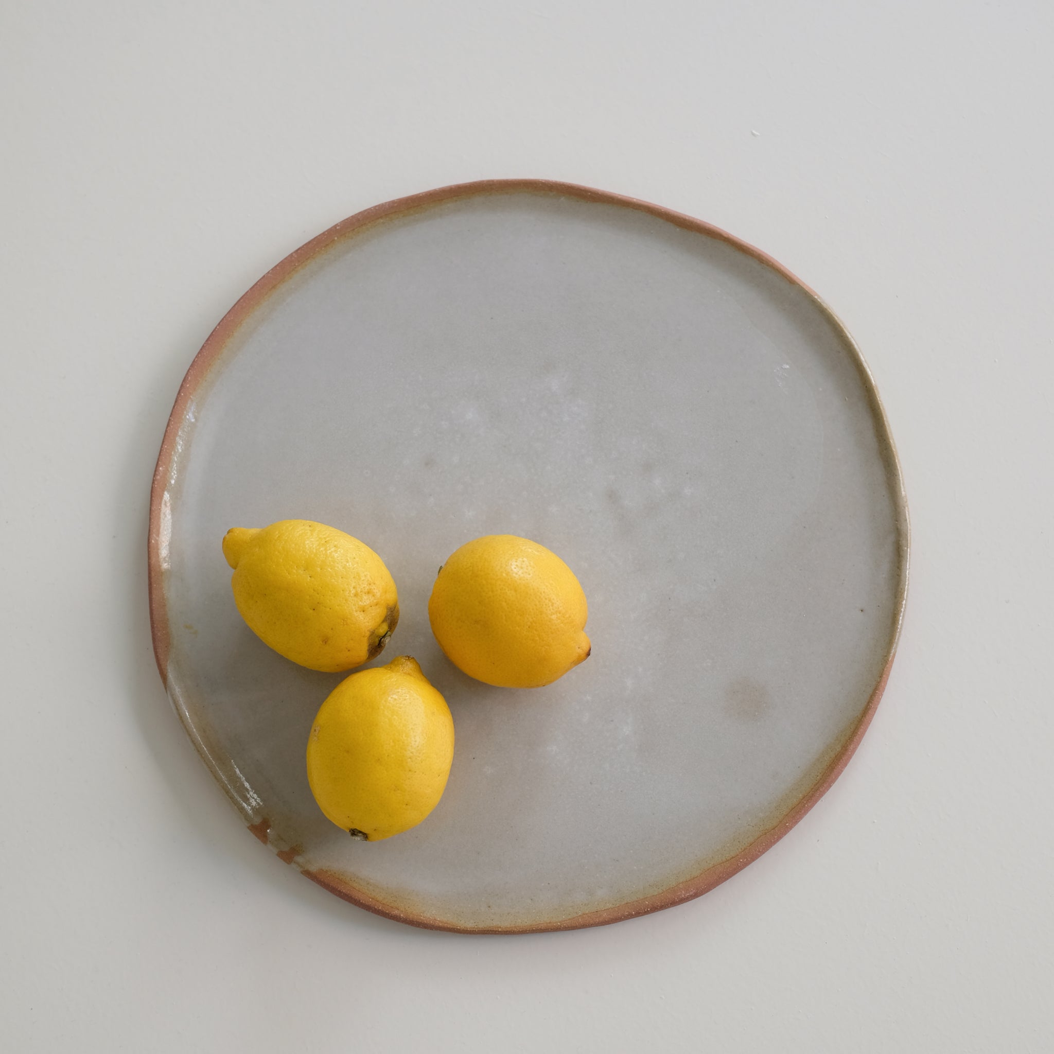 Plateau en grès roux, Blanc Gris de Lola Moreau chez Brutal Ceramics