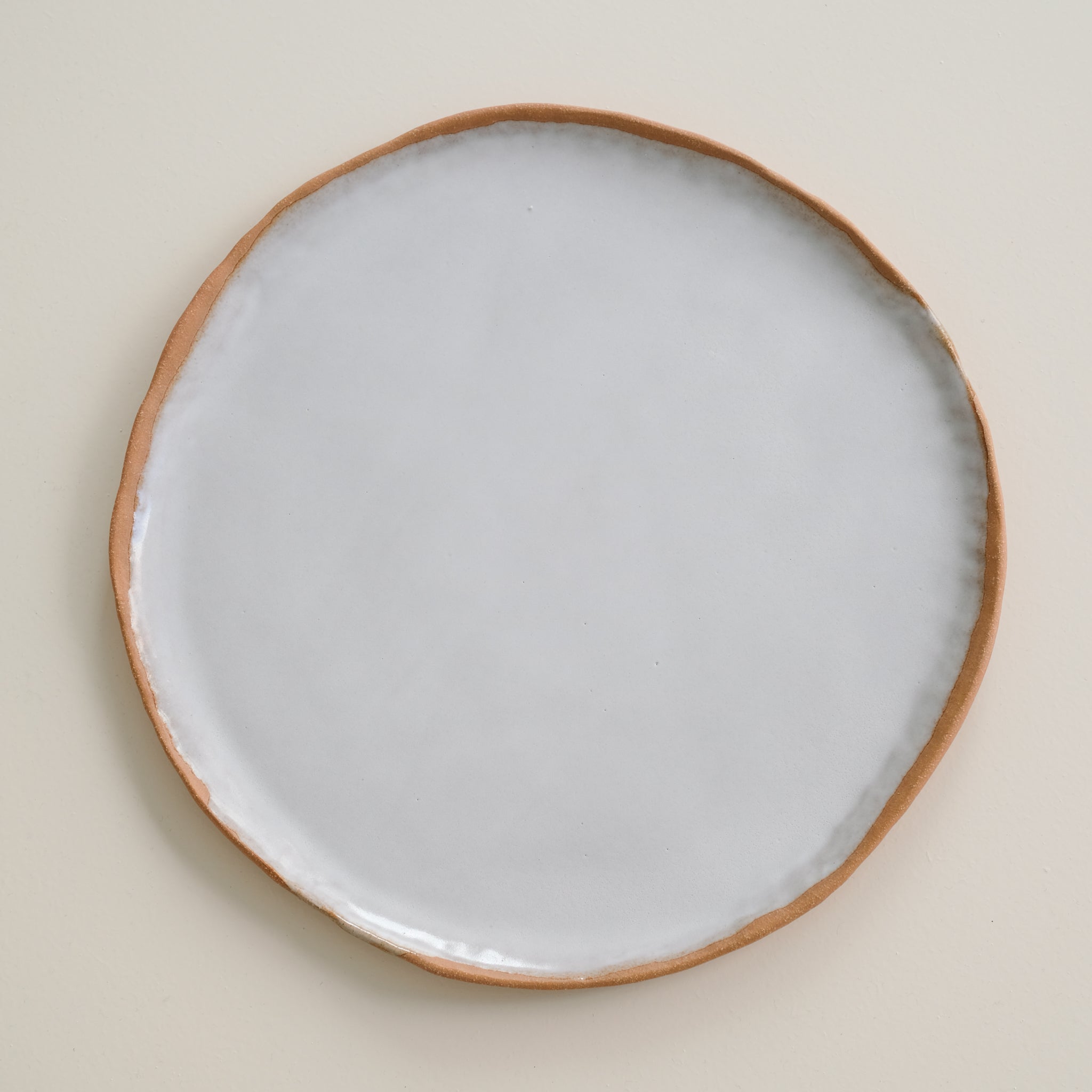 Plateau en grès roux, Blanc de Lola Moreau chez Brutal Ceramics