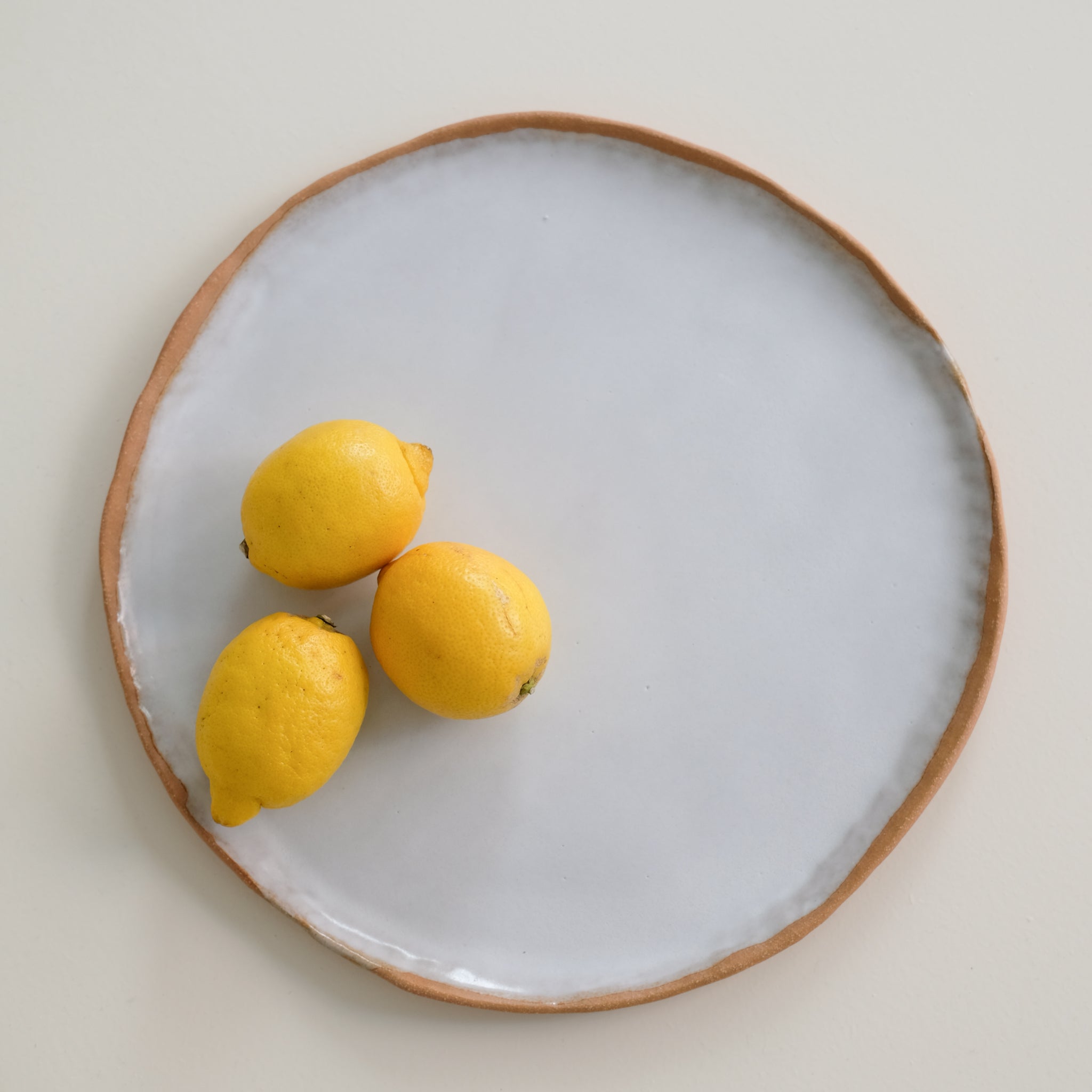 Plateau en grès roux, Blanc de Lola Moreau chez Brutal Ceramics
