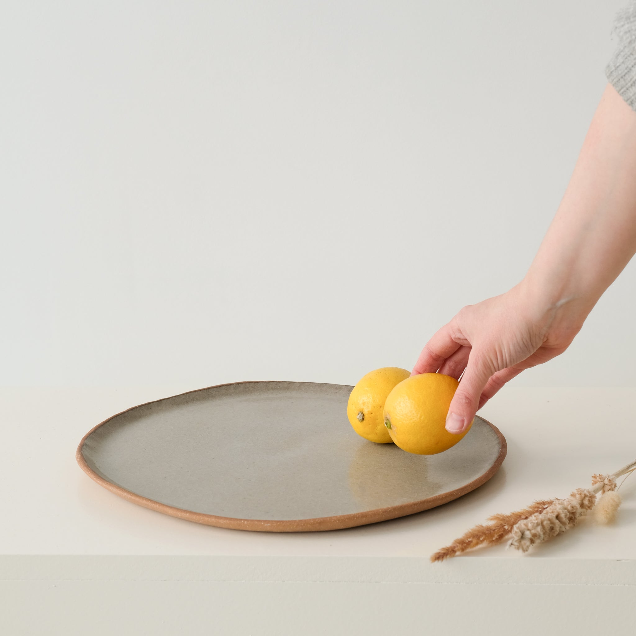 Plateau en grès roux, Gris craquelé de Lola Moreau chez Brutal 