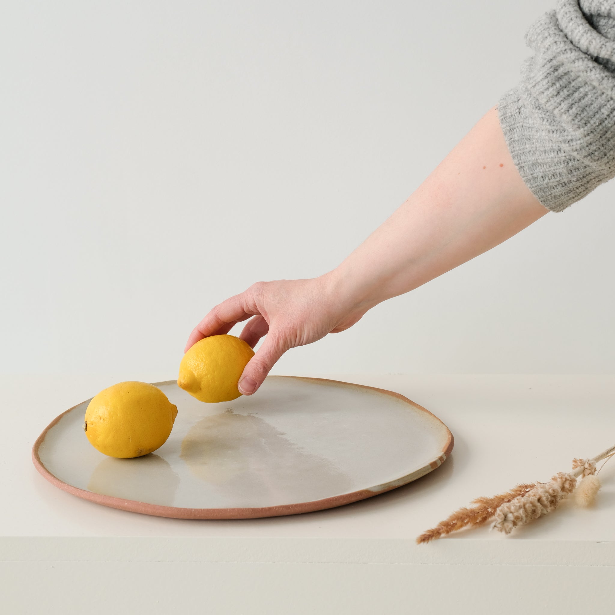 Plateau en grès roux, Blanc Gris de Lola Moreau chez Brutal Ceramics