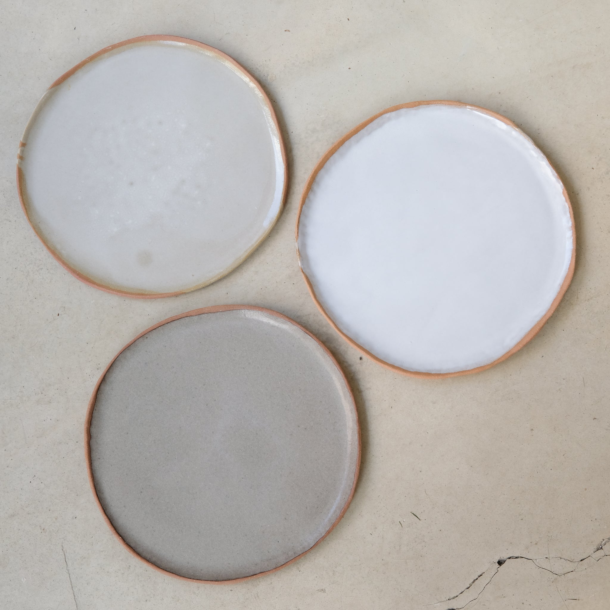 Plateau en grès roux, Blanc Gris de Lola Moreau chez Brutal Ceramics