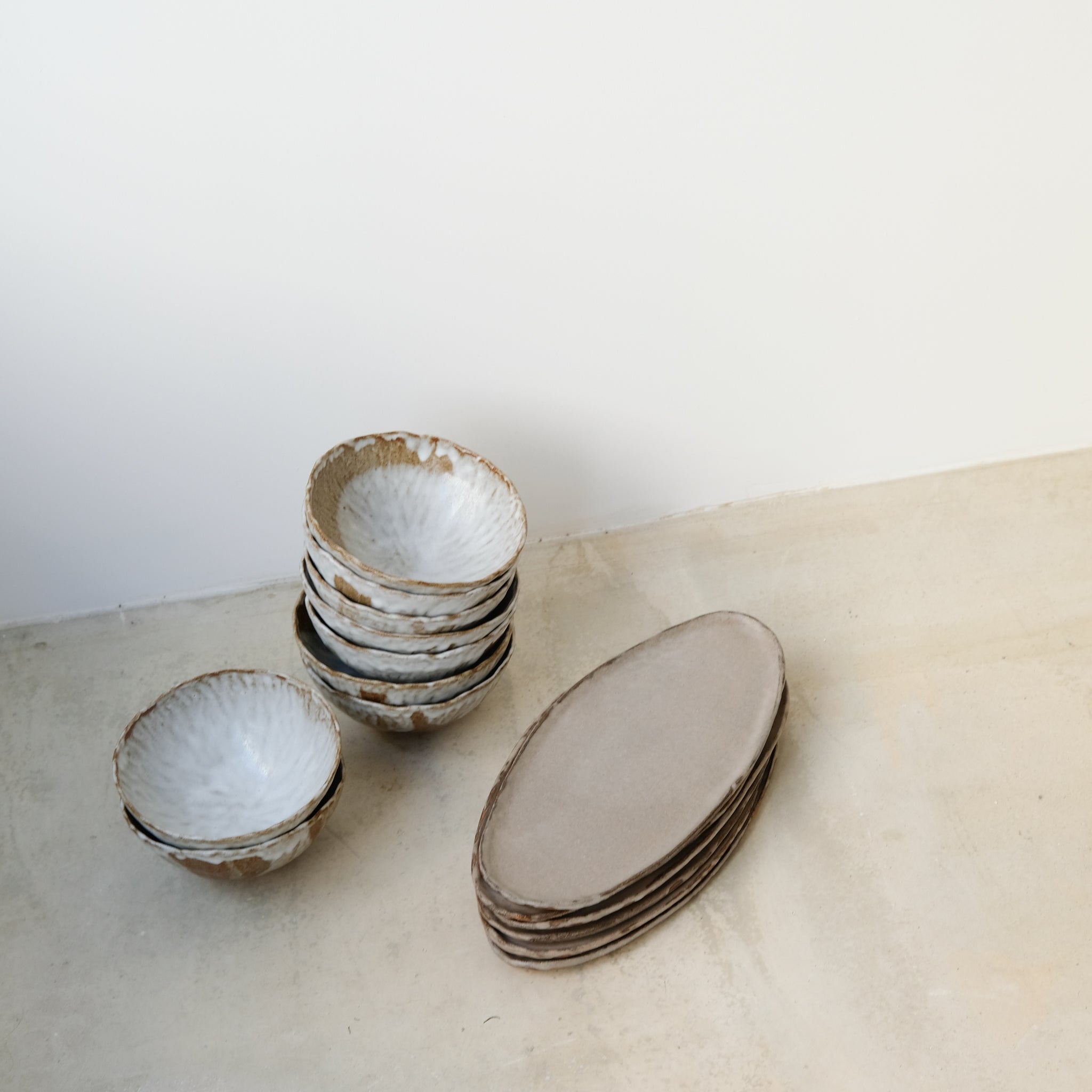 Plat oval en grès roux, Gris de Lola Moreau chez Brutal  Ceramics