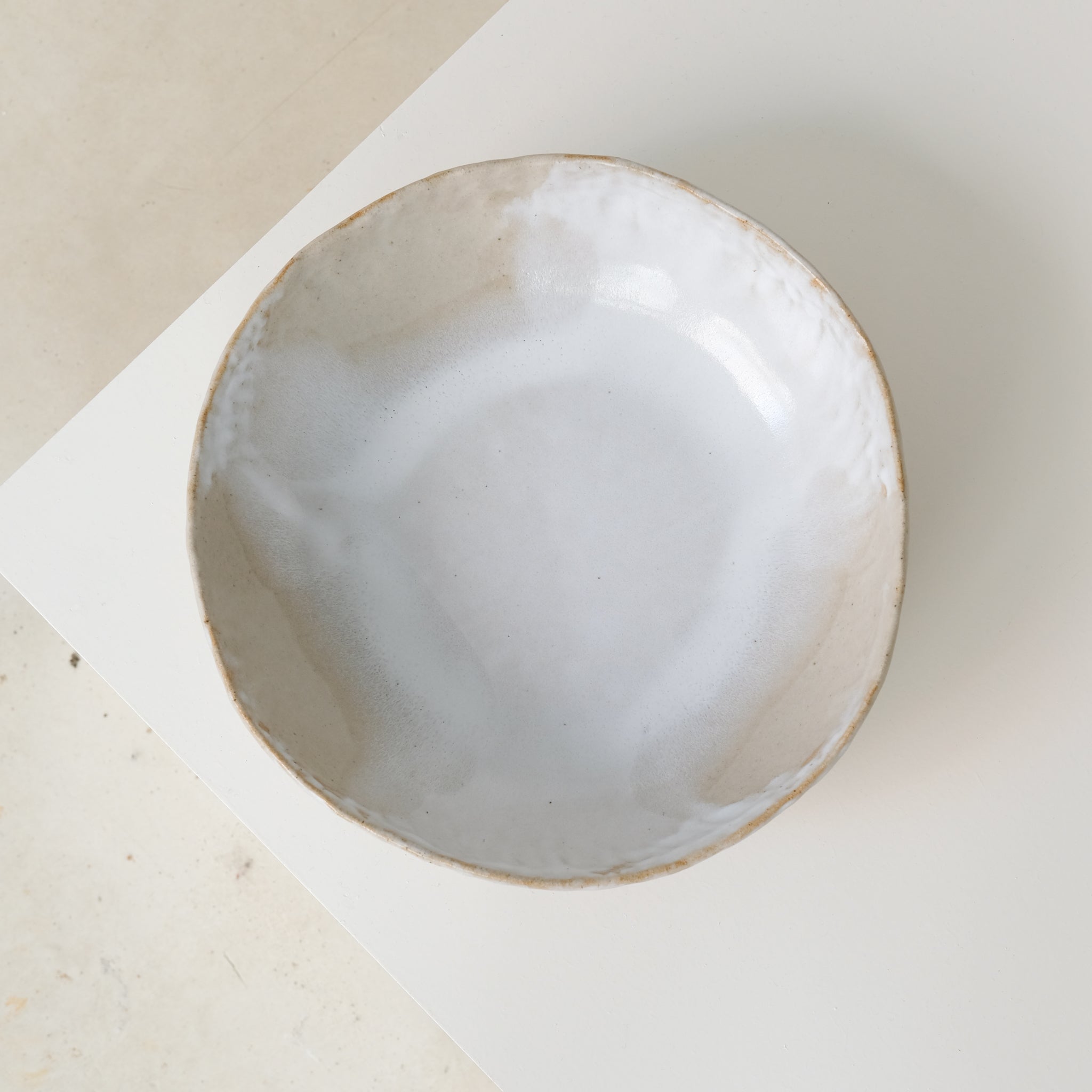 Saladier en grès beige de Lola Moreau chez Brutal Ceramics