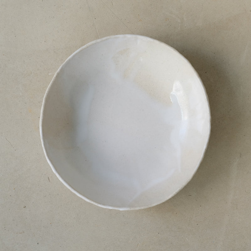 Saladier en grès blanc de Lola Moreau chez Brutal Ceramics