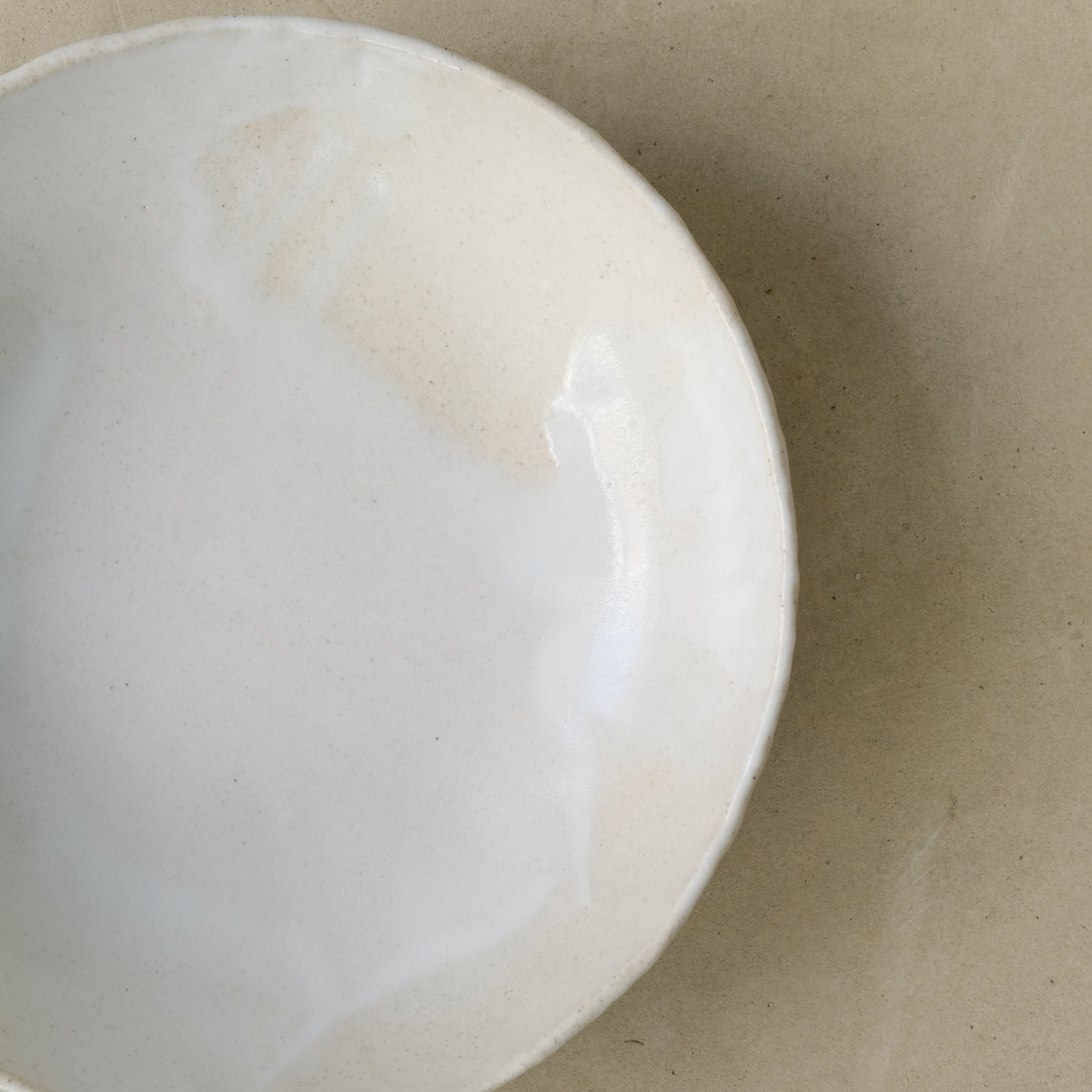 Saladier en grès blanc de Lola Moreau chez Brutal Ceramics