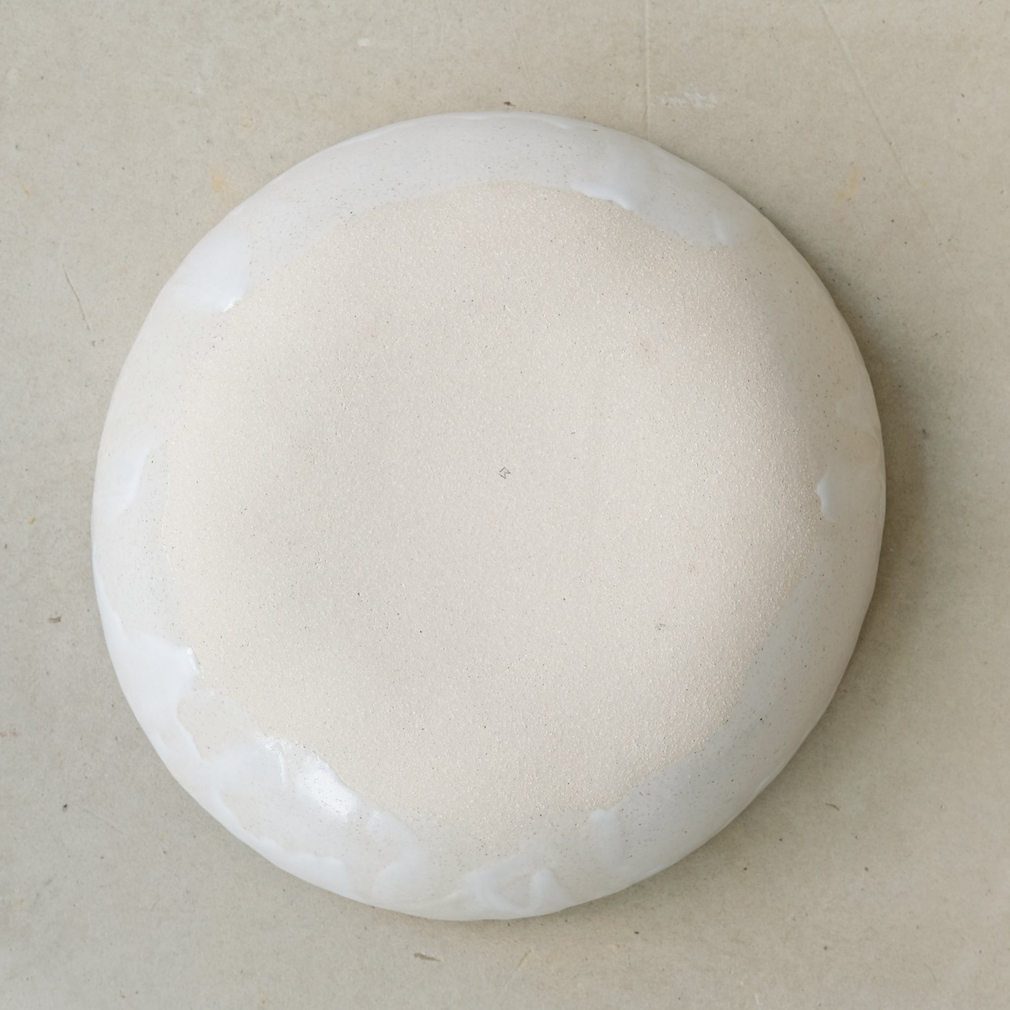 Saladier en grès blanc de Lola Moreau chez Brutal Ceramics